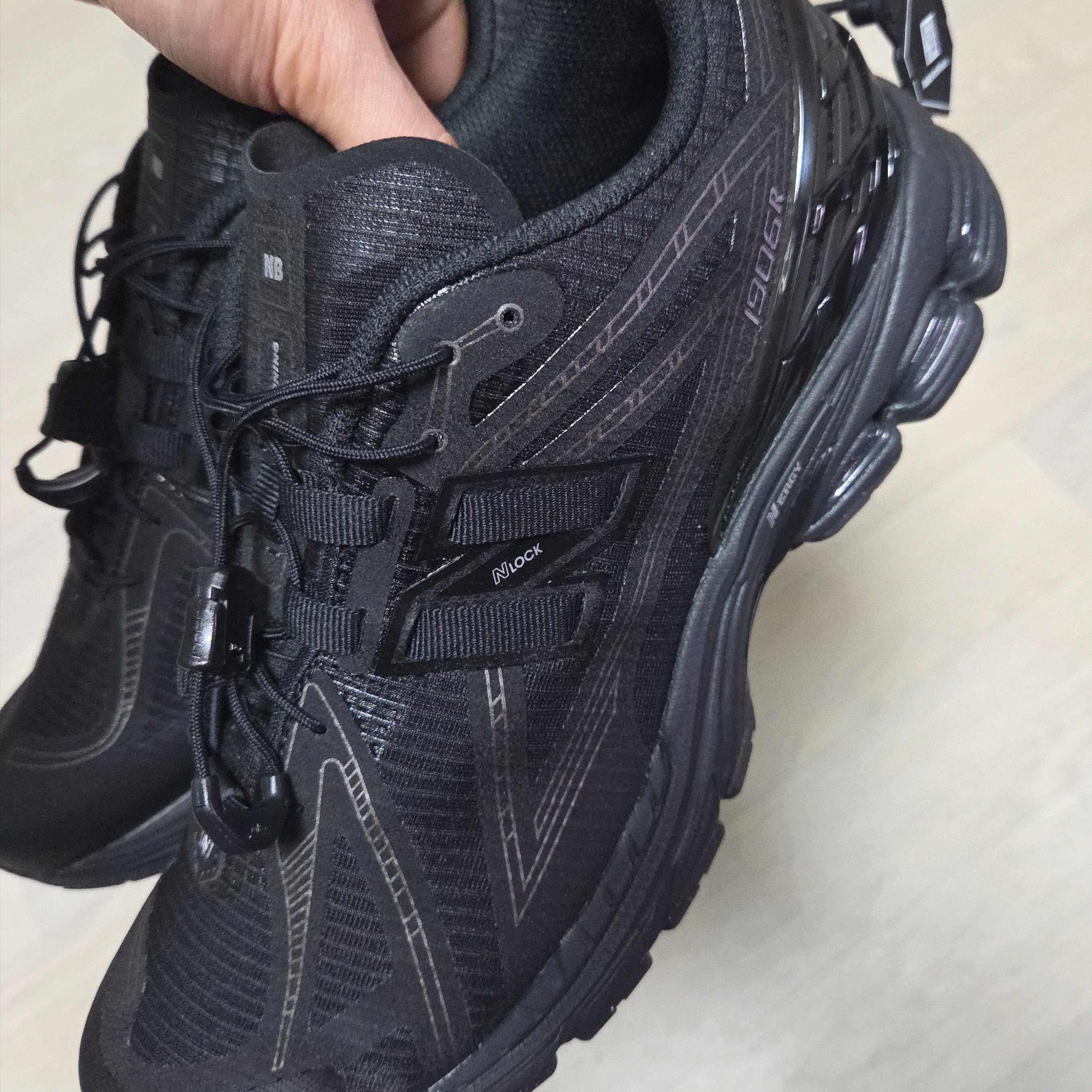 New Balance 1906R Black Dark Silver Metalic 착용 스타일 - 1
