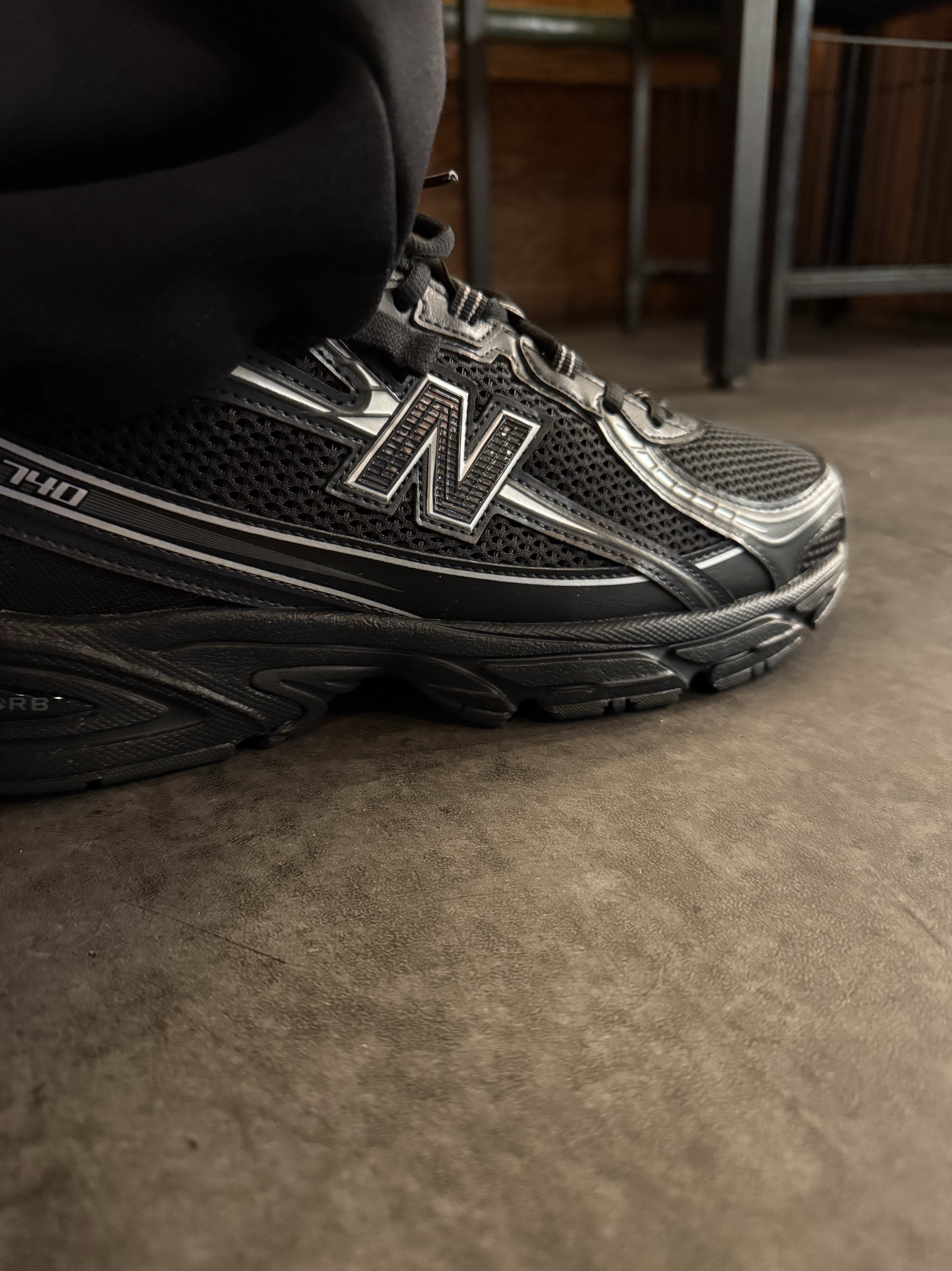 New Balance 740v2 Black Silver Metallic 착용 스타일 - 1