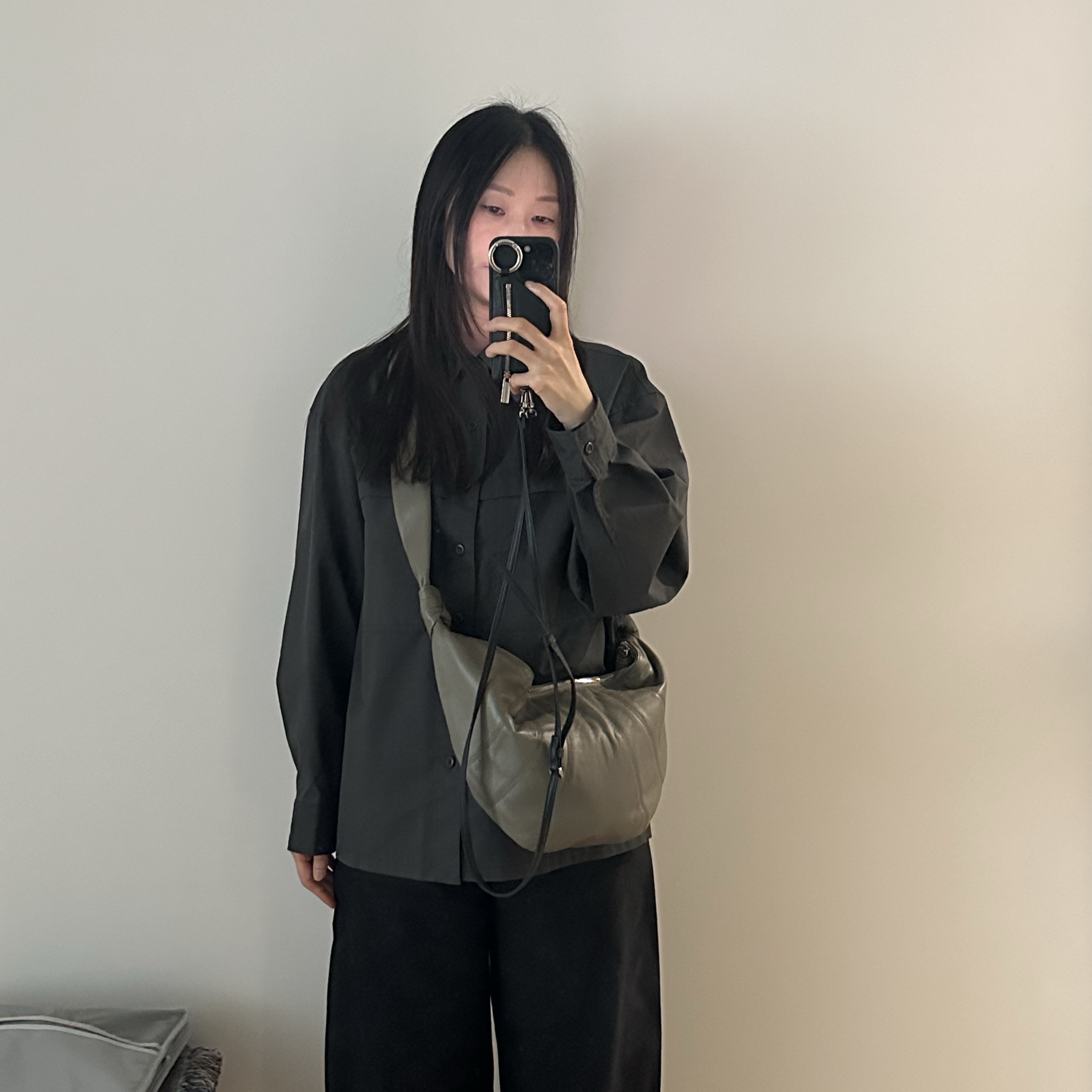 Lemaire Medium Croissant Bag Soft Nappa Leather Dark Sage 착용 스타일