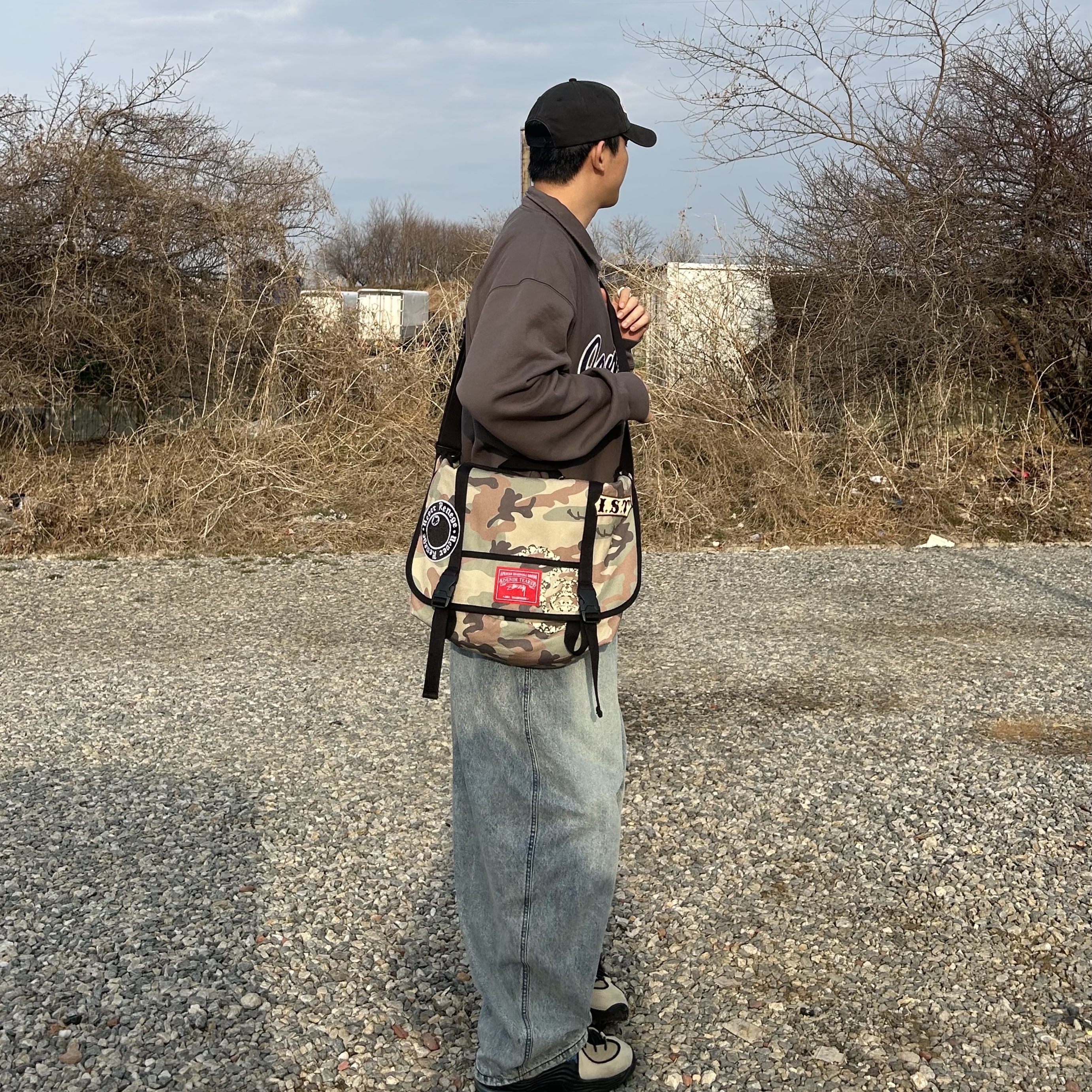Stussy x Denim Tears Half Zip Fleece Charcoal, Stussy x Denim Tears Messenger Bag Camo 착용 스타일 - 4