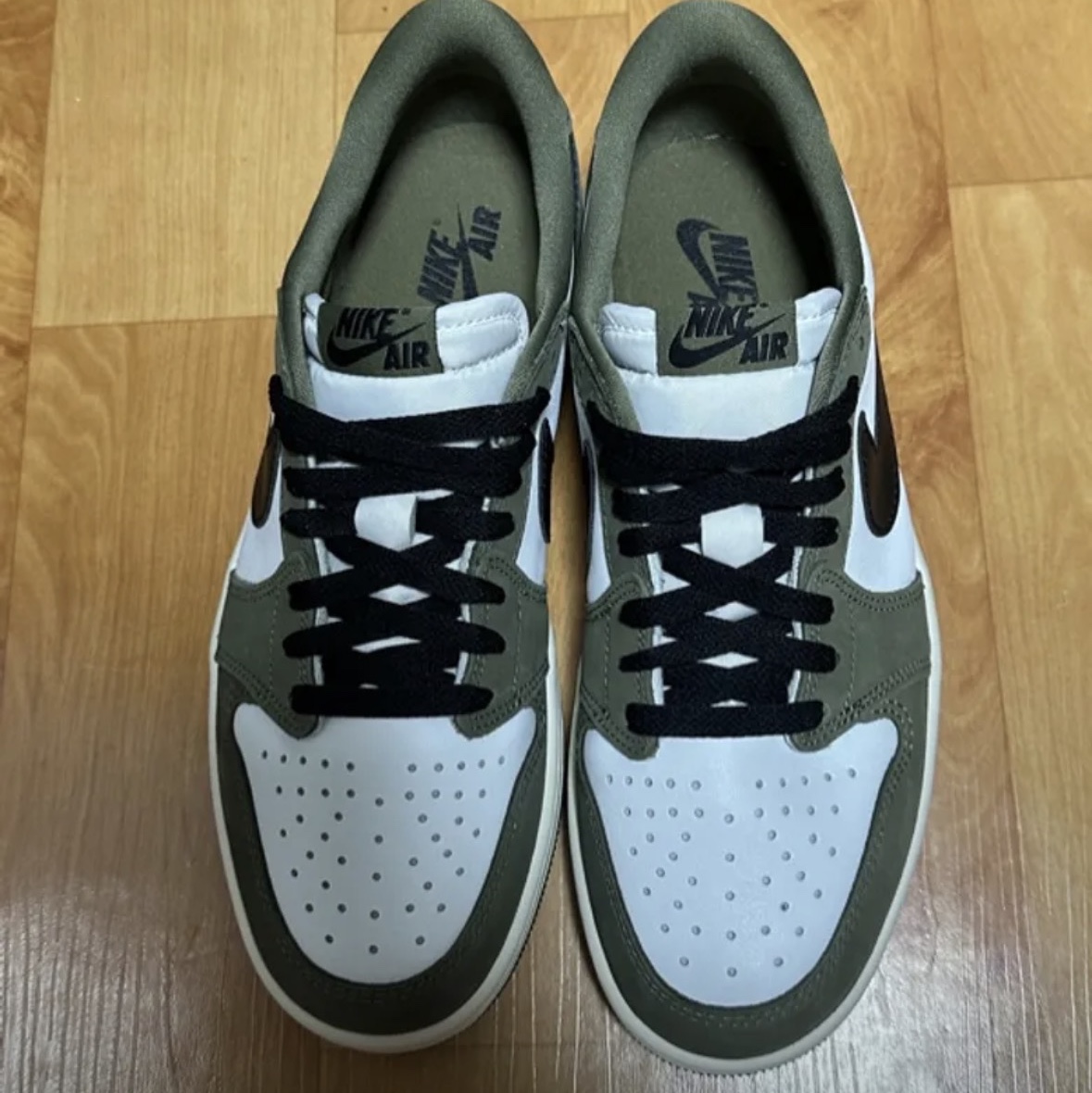 Jordan 1 Retro Low OG Medium Olive and Summit White 착용 스타일