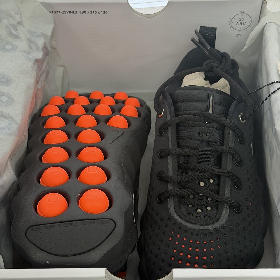 Nike Mind 002 Black Hyper Crimson 착용 스타일