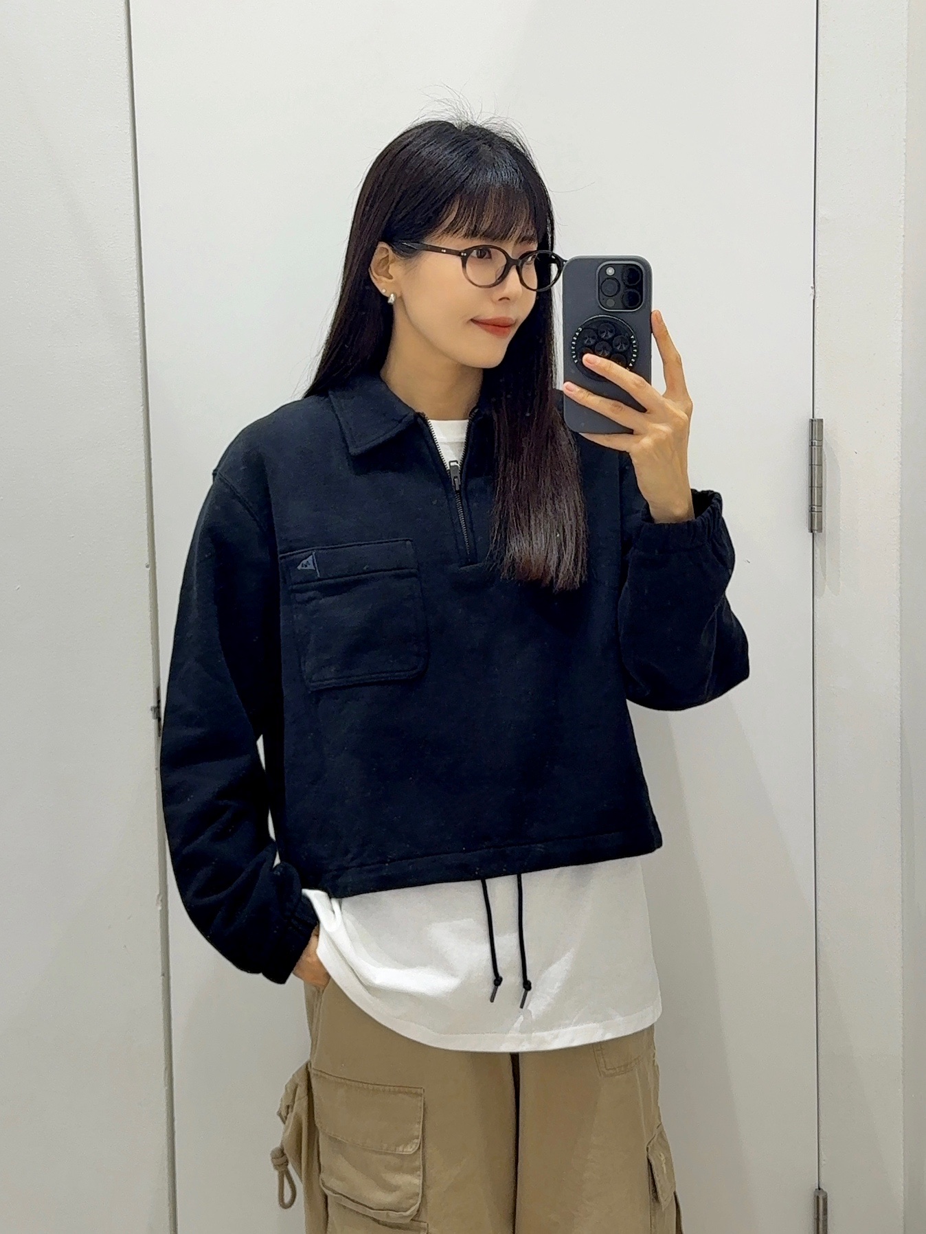 (W) Uniqlo x JW Anderson Half Zip Sweatshirt Black, Fritur Kyoto Cargo Pants Beige_F251PT01 착용 스타일 - 2