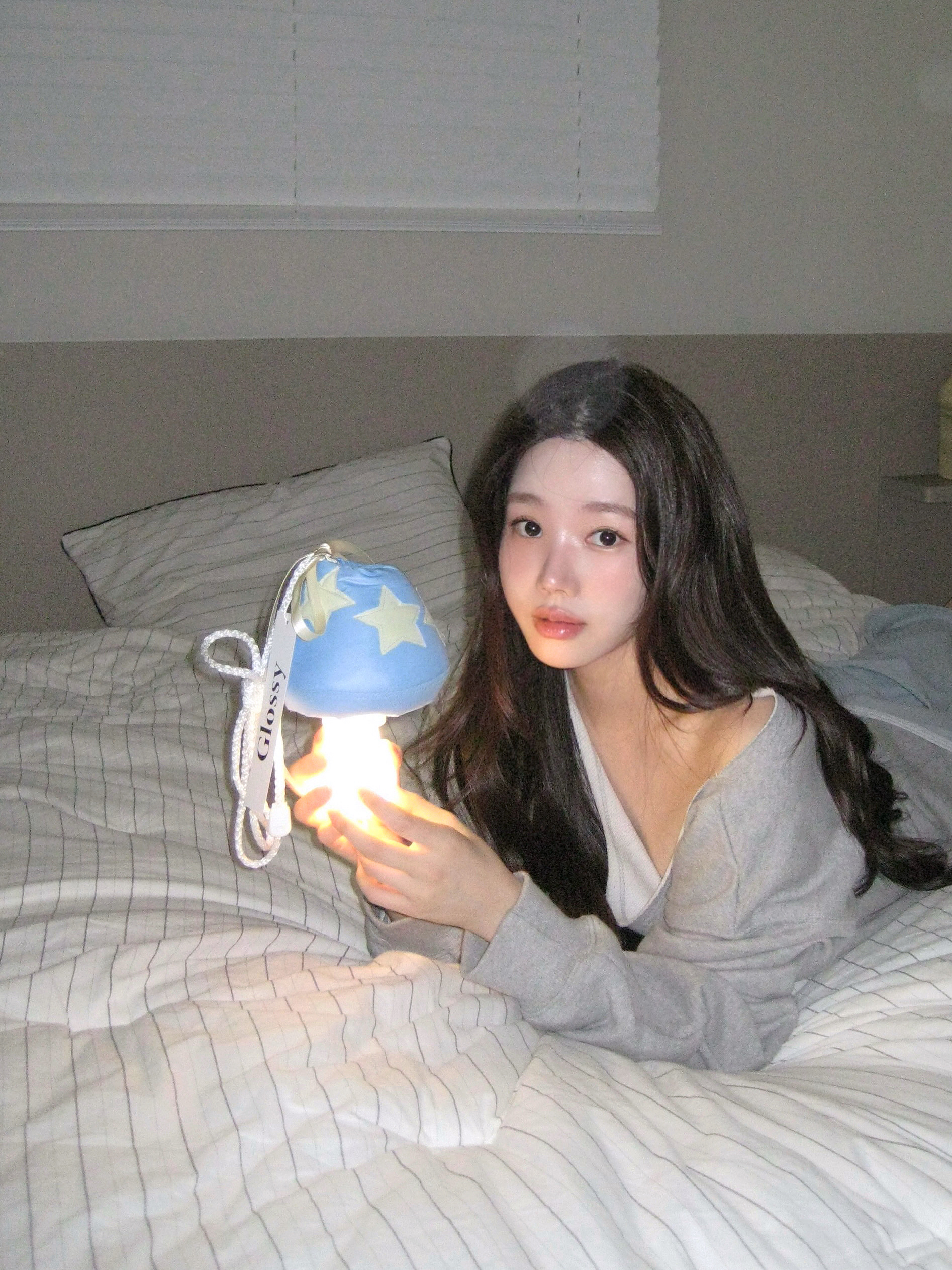 [KREAM 단독] Glossy Candy Star Mushroom Lamp Blue 착용 스타일 - 1
