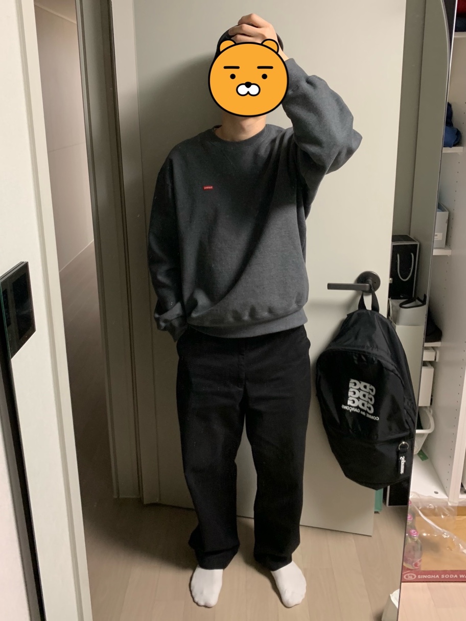 Supreme Small Box Crewneck Charcoal - 23FW 착용 스타일