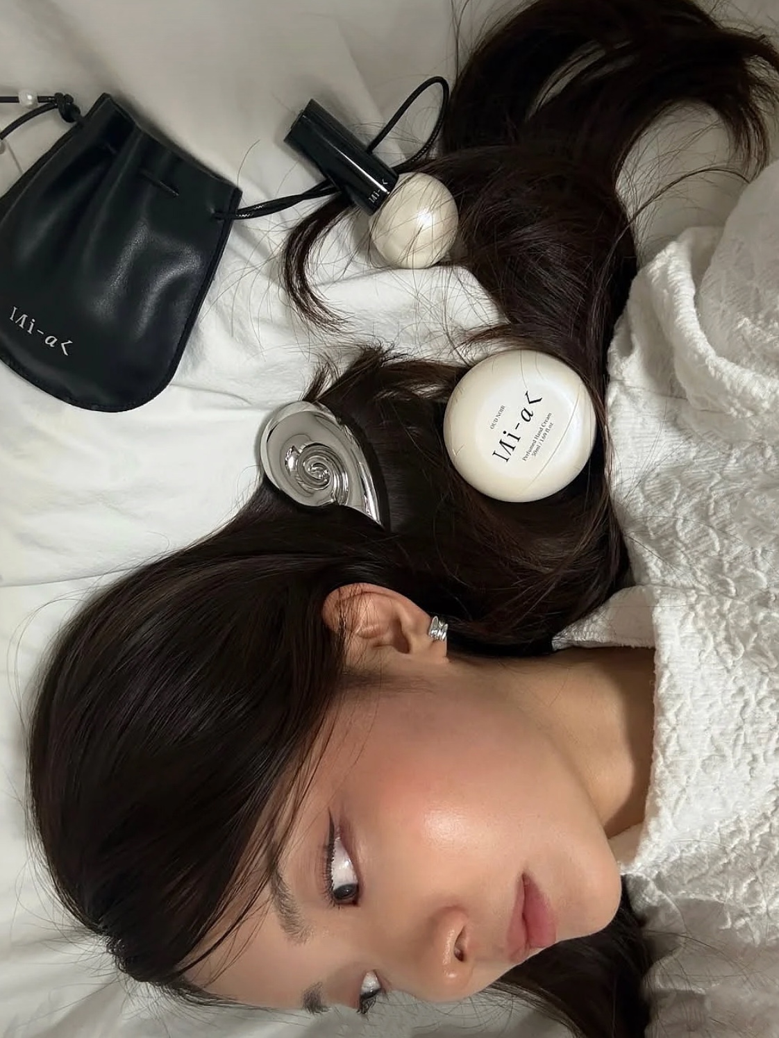 MIHAK OUD NOIR Perfume Stick 3.6G, MIHAK OUD NOIR Perfumed Hand Cream 50ml 착용 스타일 - 3
