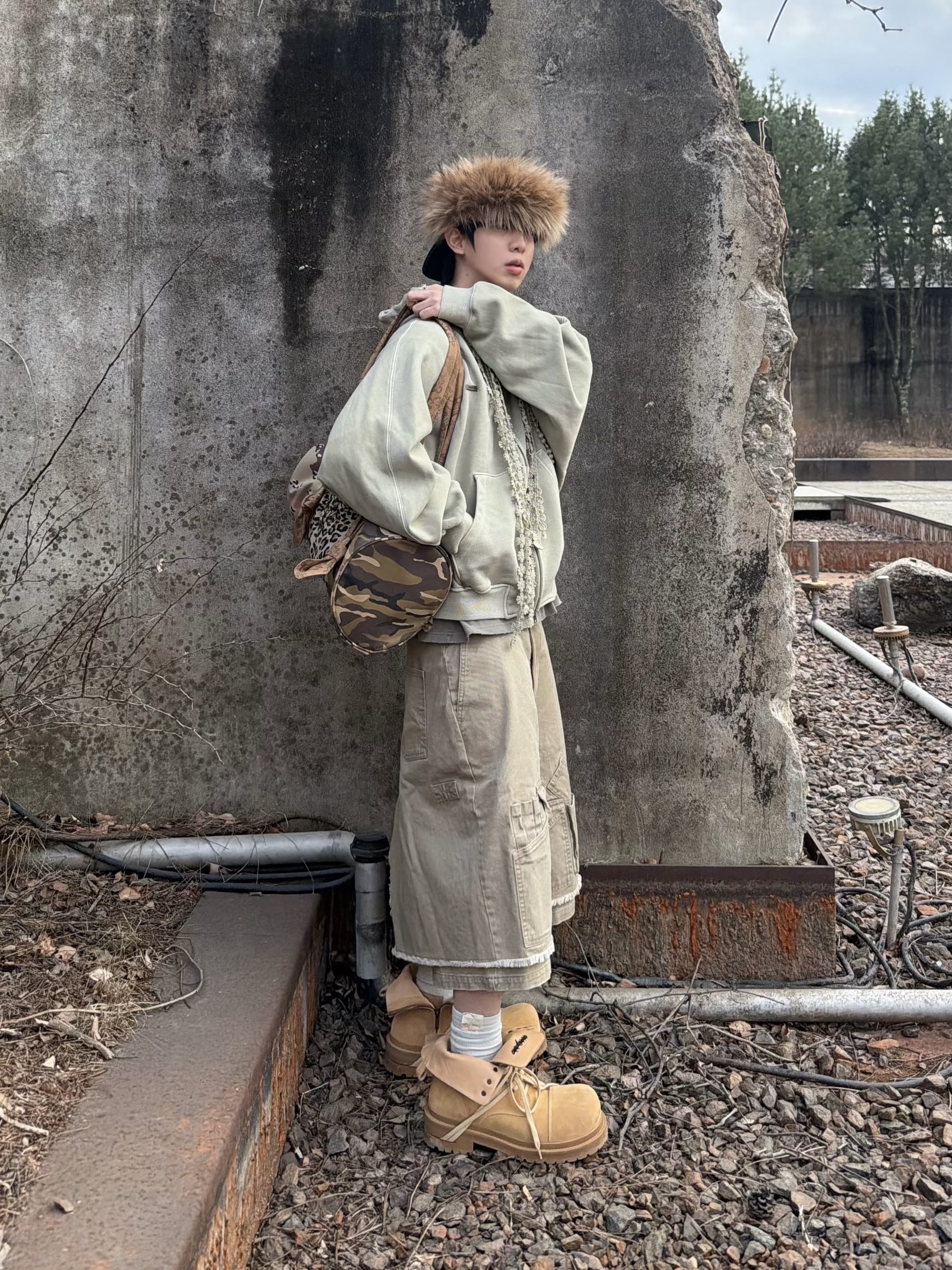 Supreme x True Religion Earflap 5-Panel Dirty Indigo - 25FW, AJOBYAJO Washed Layered Cargo Skirt Shorts Beige 착용 스타일 - 3