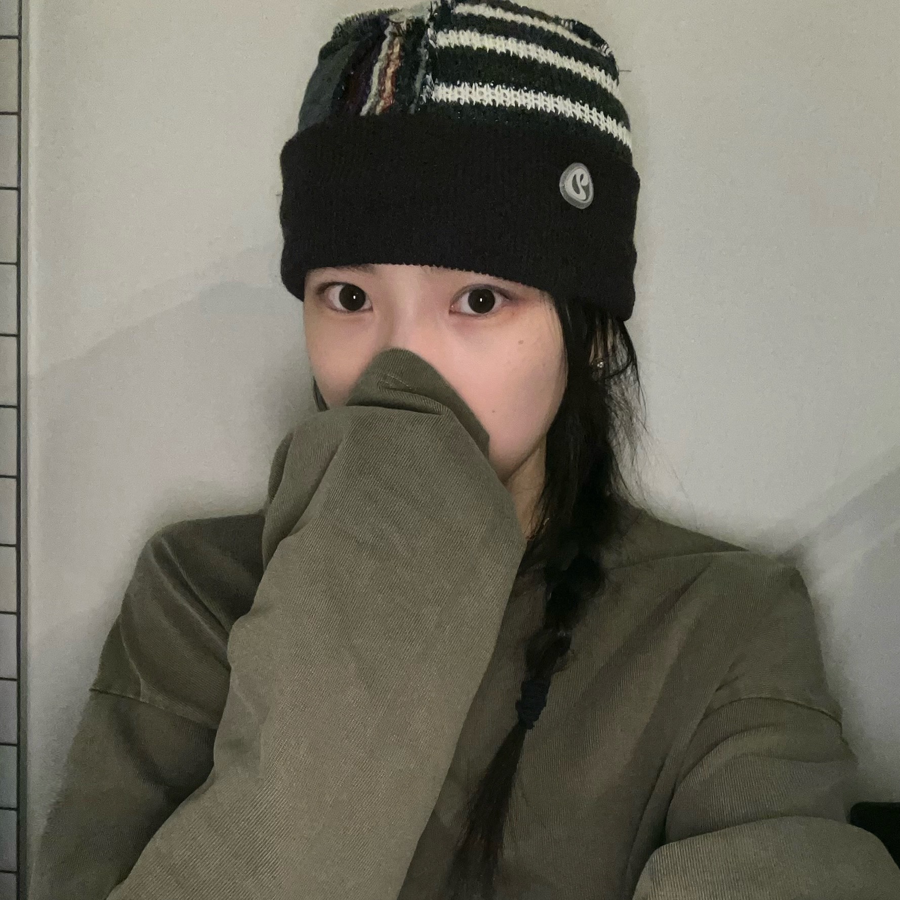 COYSEIO Patchwork Beanie Brown 착용 스타일