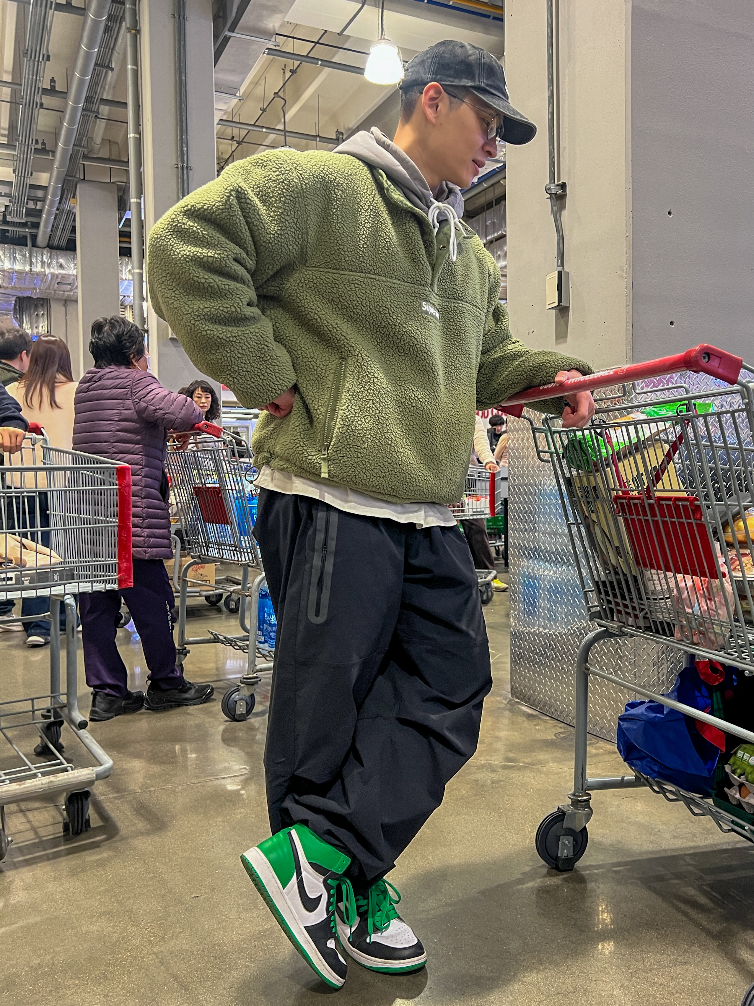 Jordan 1 Retro High OG Black and Lucky Green, Nike Tech Woven Open Hem Pants Black - Asia 착용 스타일