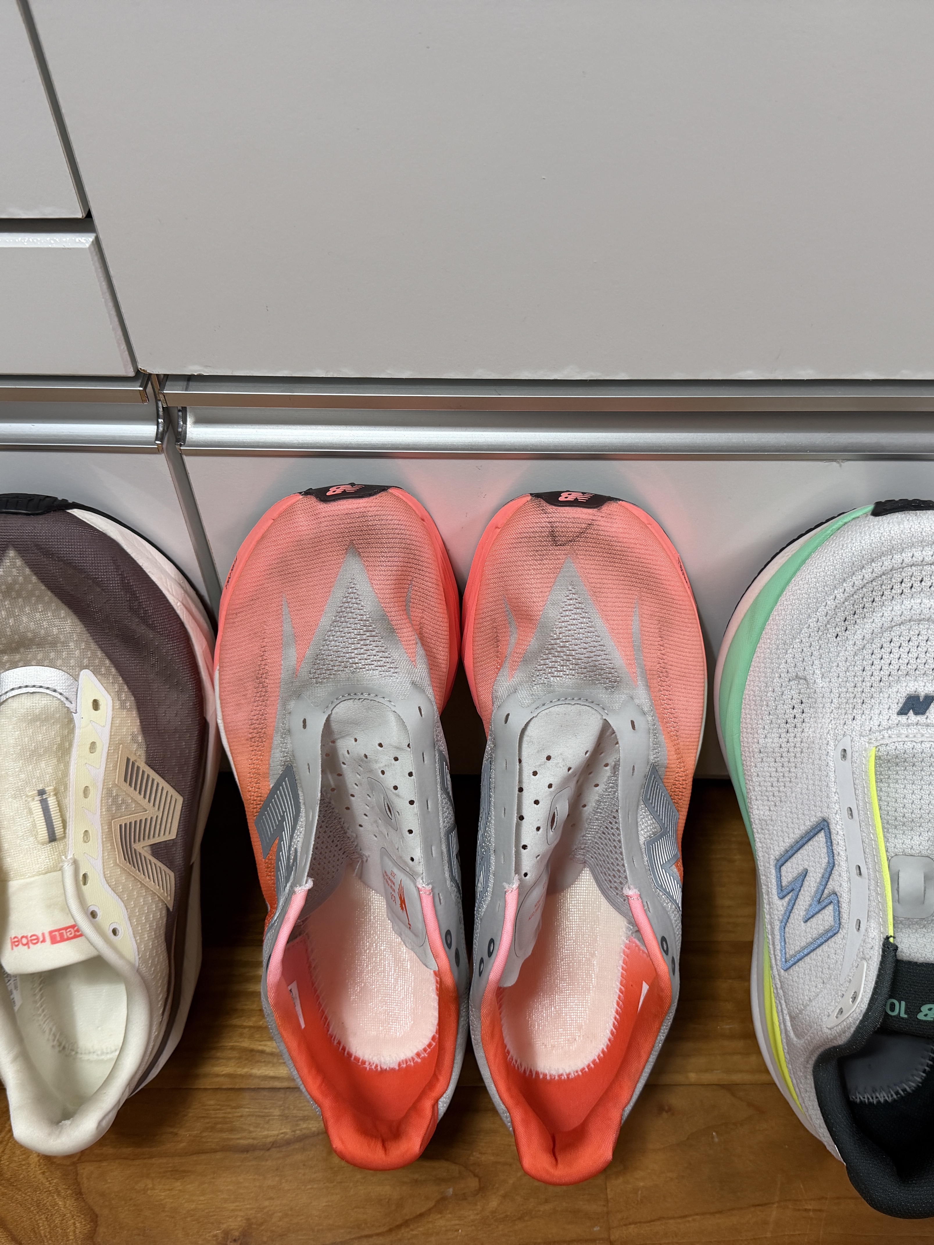 New Balance TCS NYC Marathon FuelCell SC Elite v5 Grapefruit Grey Matter - D Standard, New Balance FuelCell Rebel v5 Angora Earth Shadow Sea Salt - D Standard 착용 스타일 - 3