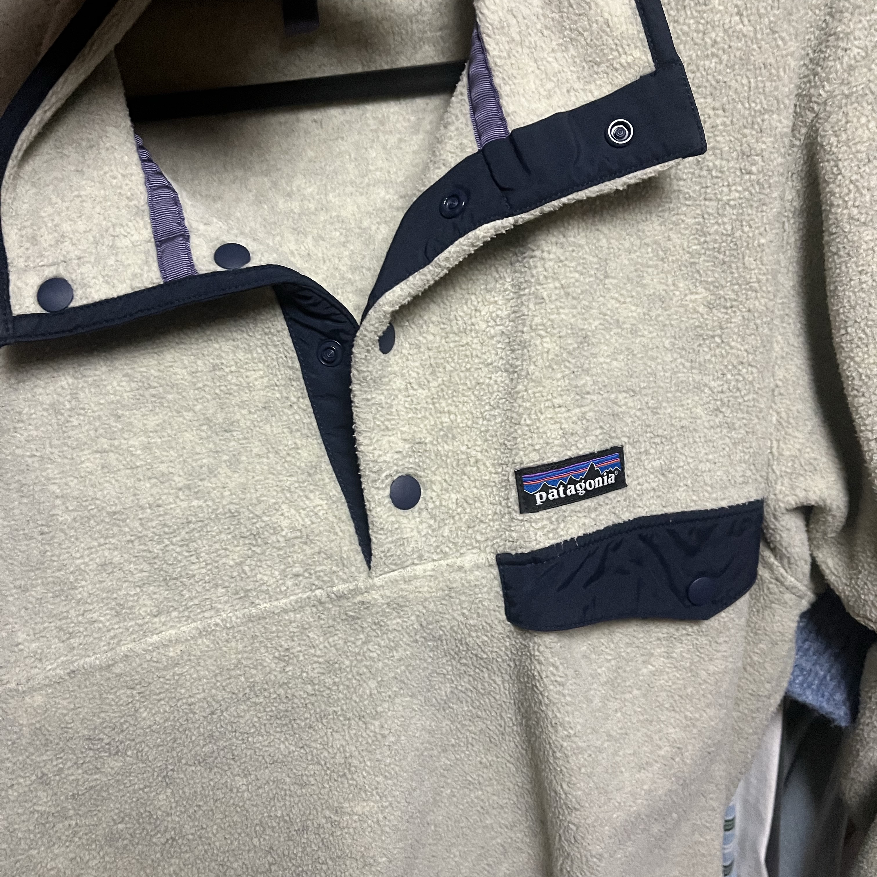 Patagonia Lightweight Synchilla Snap-T Fleece Pullover Oatmeal Heather/Smolder Blue/New Navy 착용 스타일