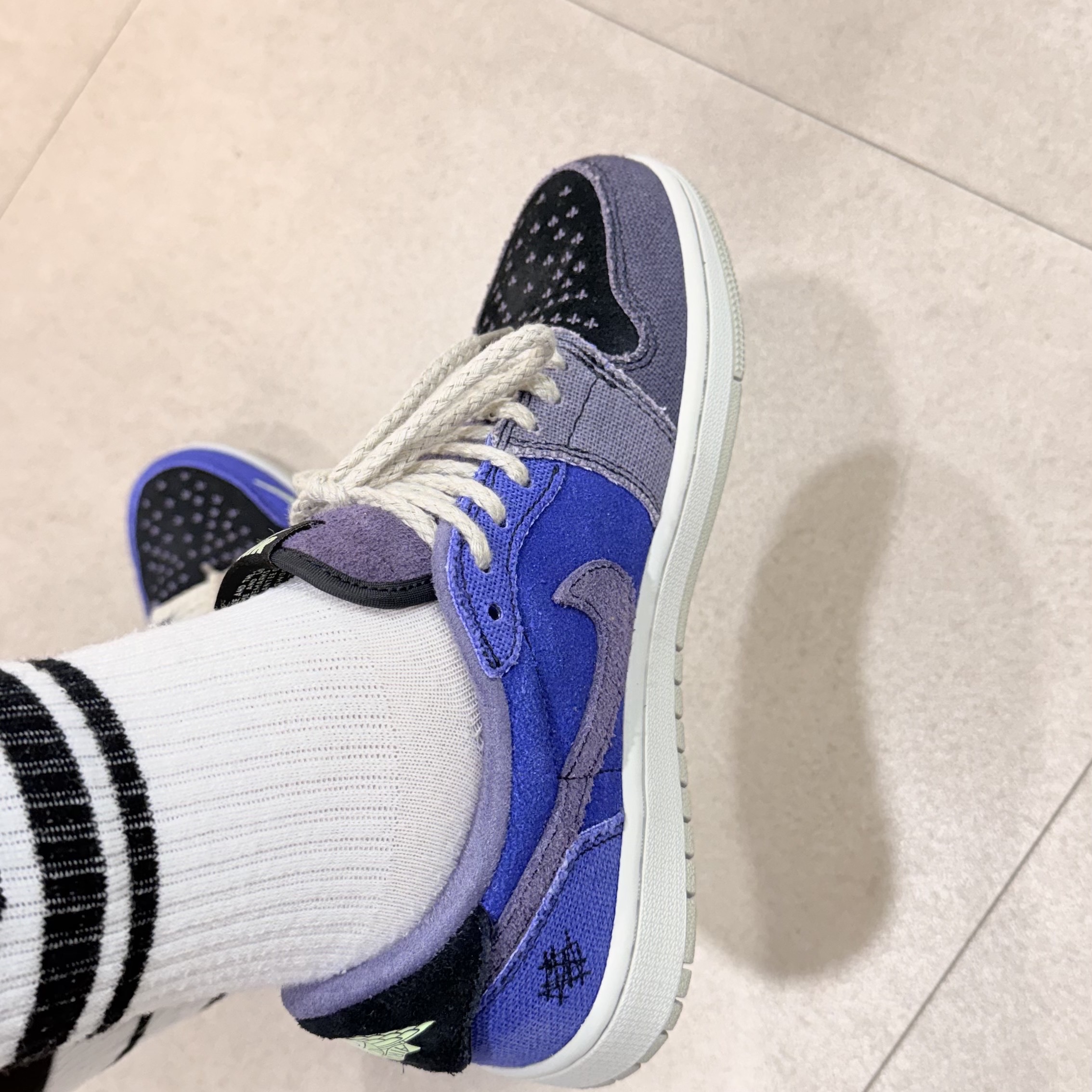Jordan 1 x Zion Williamson Retro Low OG Regency Purple and Dark Raisin 착용 스타일 - 3