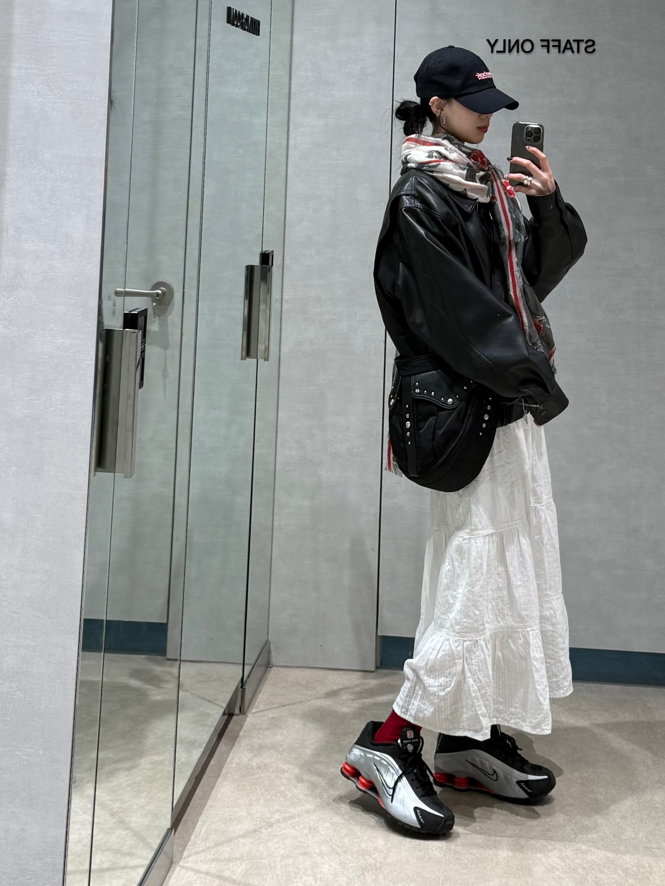 Nike Shox R4 Metallic Silver Red 착용 스타일