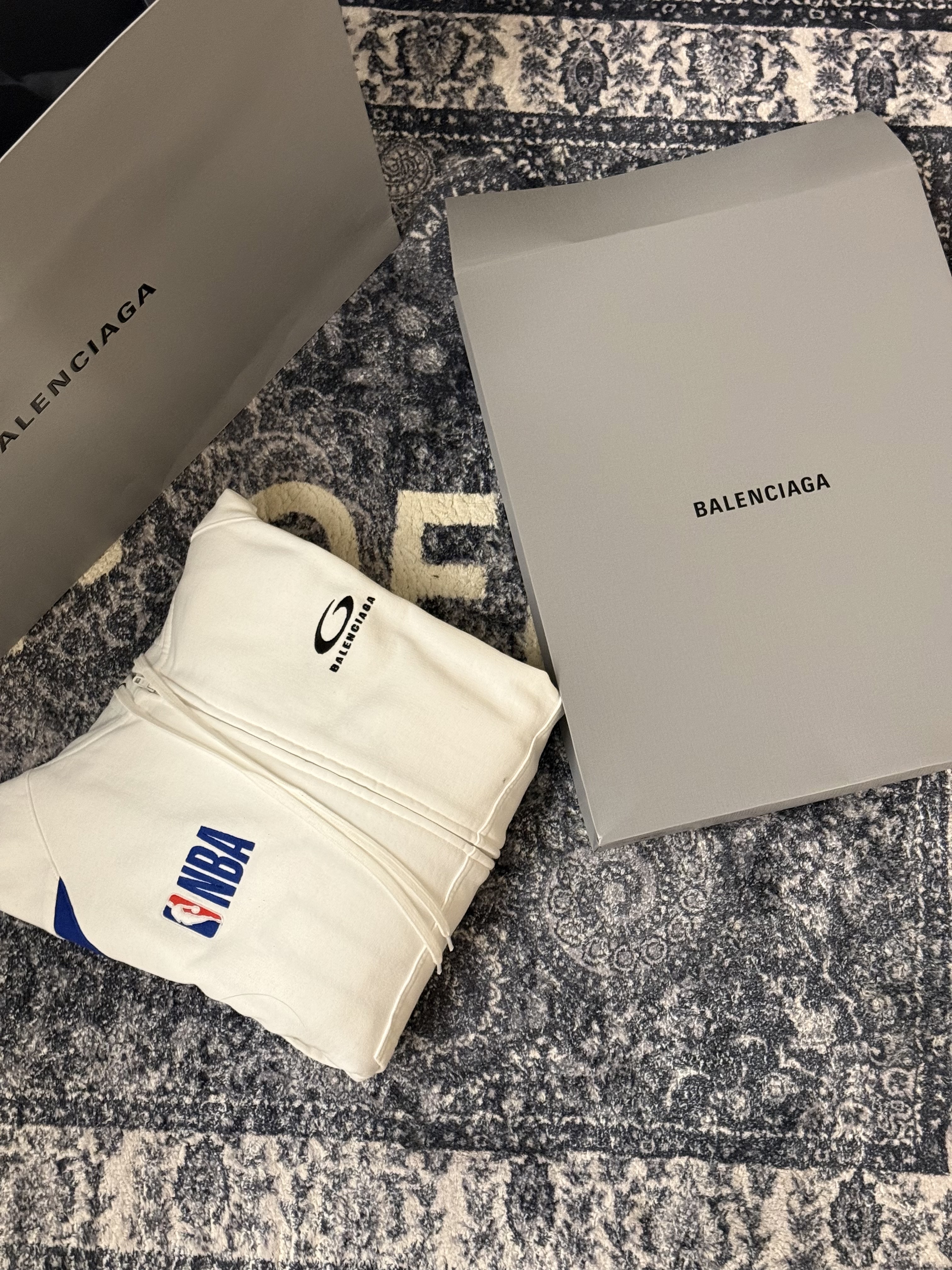 Supreme Reversible Work Zip Up Hooded Sweatshirt Ash Grey - 25FW, Balenciaga x NBA Collaboration Oversized Zip-Up Hoodie White Multicolor 착용 스타일 - 2