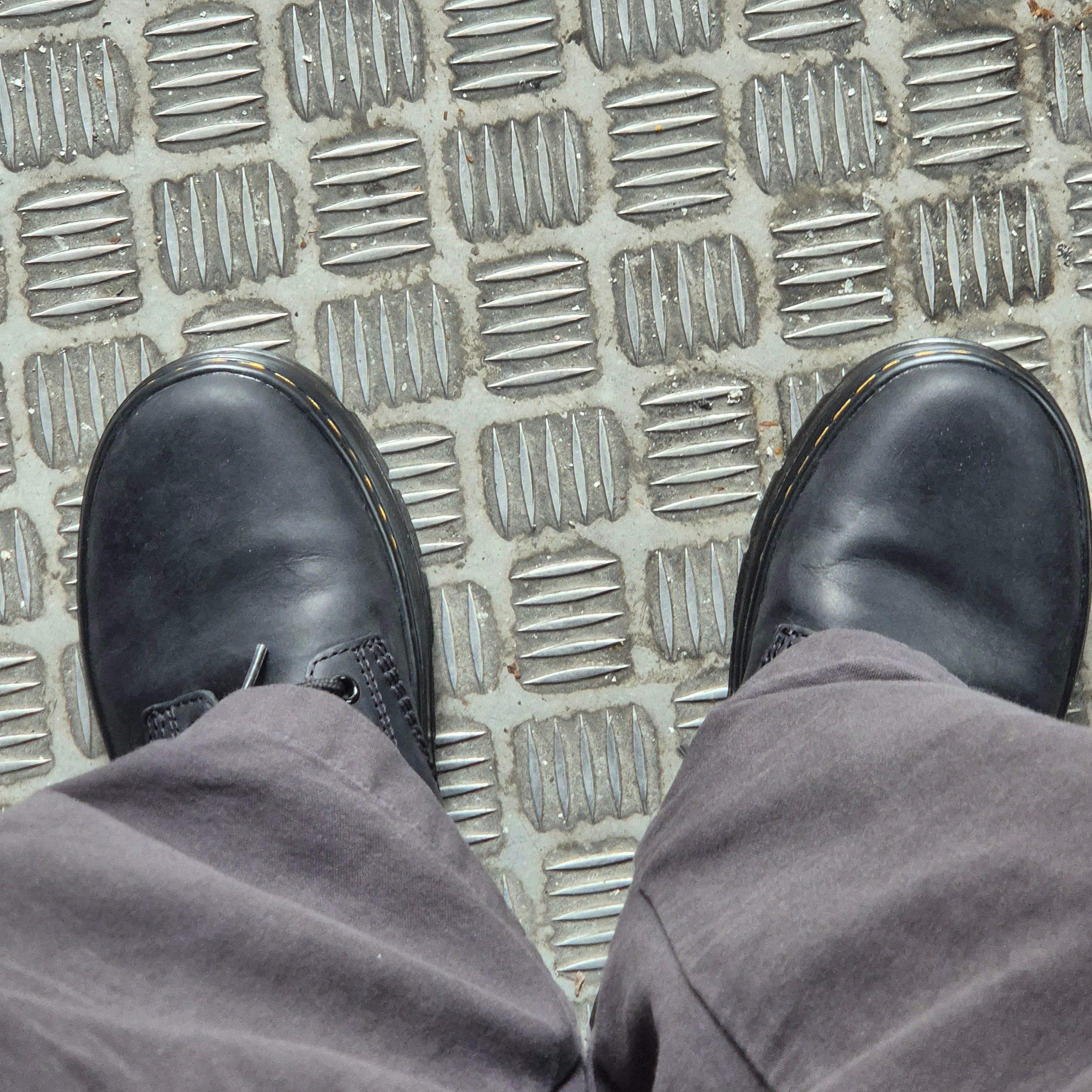 Dr. Martens Reeder Wyoming Leather Utility Shoes Black 착용 스타일 - 1