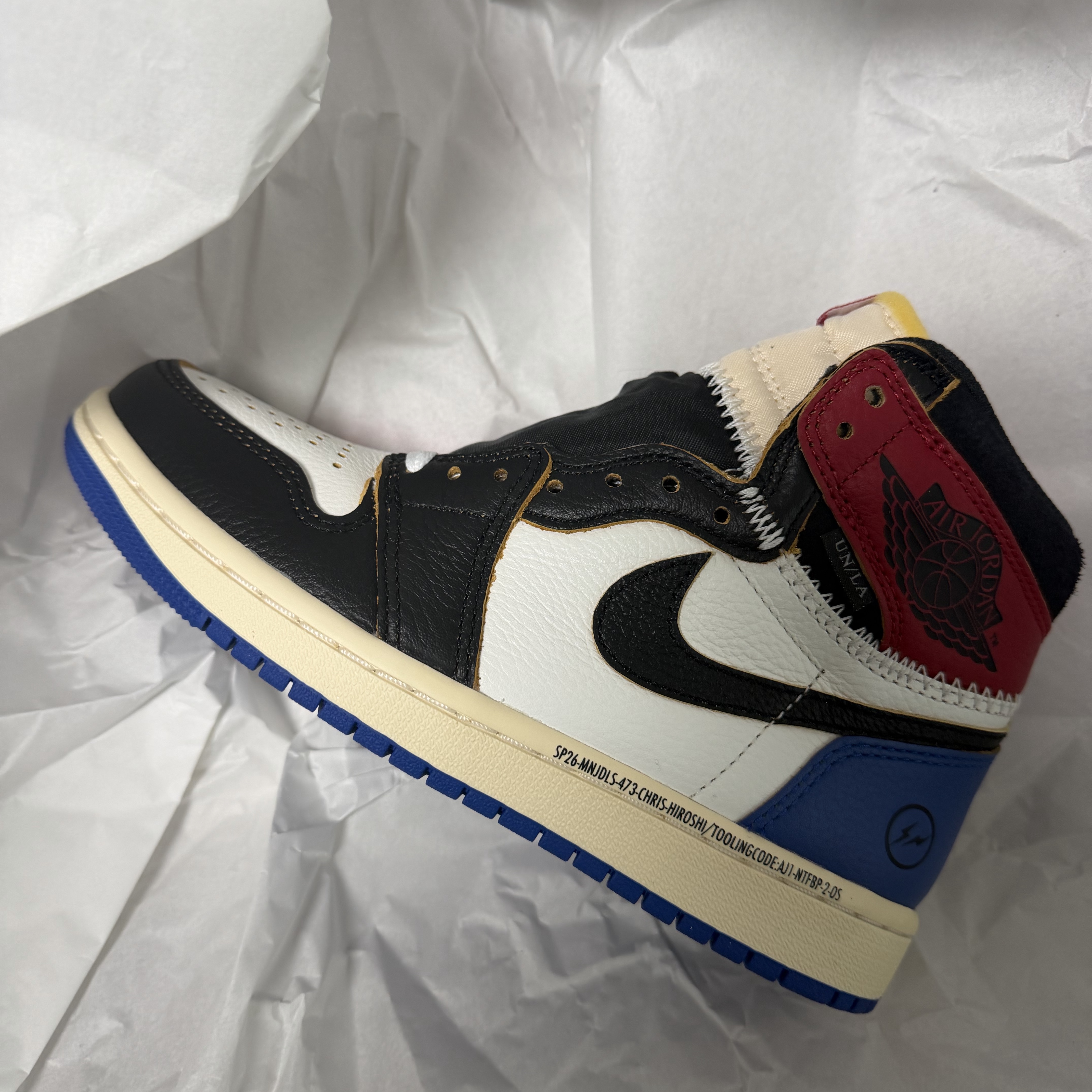 Jordan 1 x Fragment x Union LA Black and Varsity Red 착용 스타일 - 1