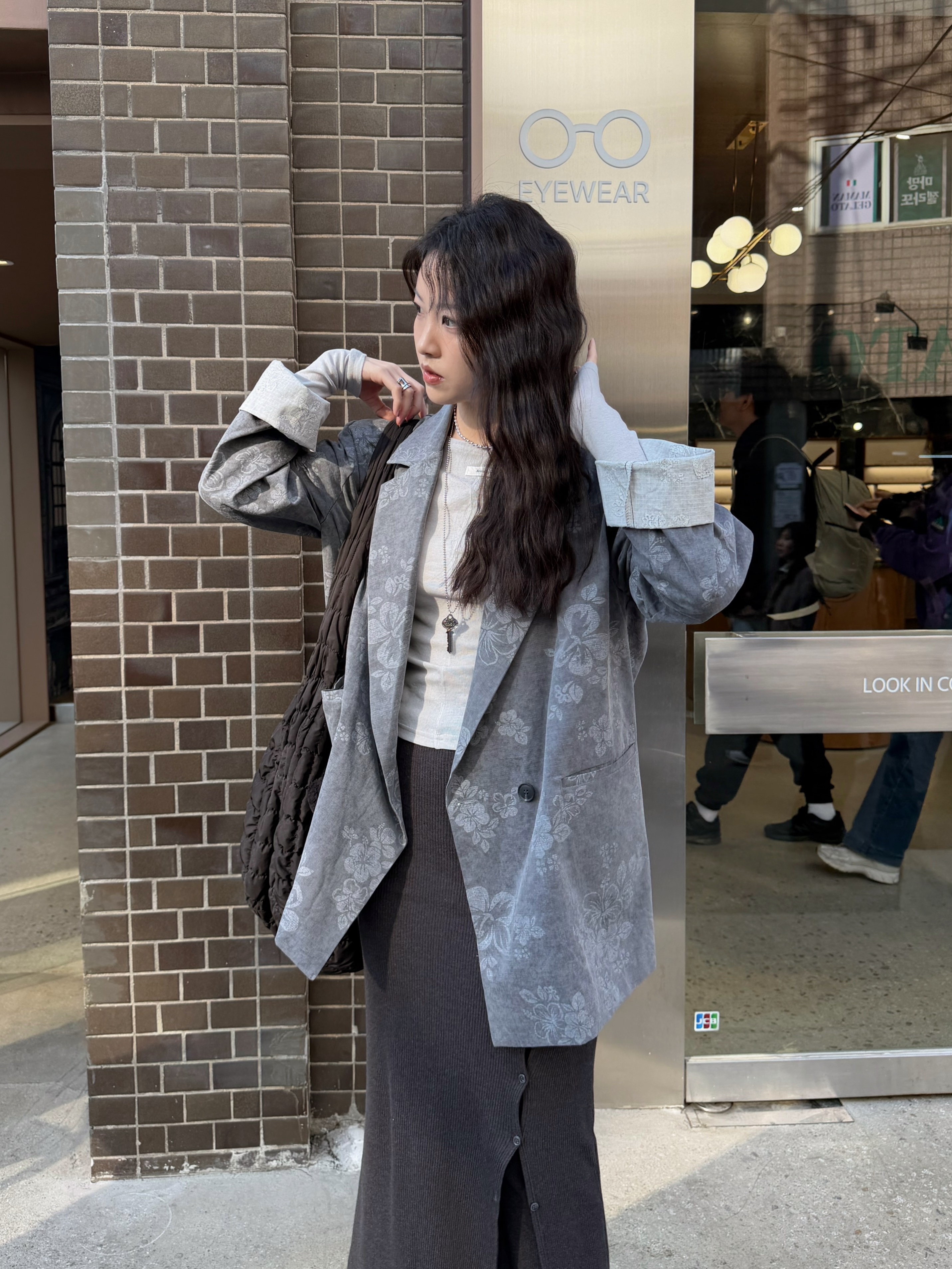 COS Quilted Oversized Shoulder Bag Black ์ฐฉ์ฉ ์คํ์ผ - 2