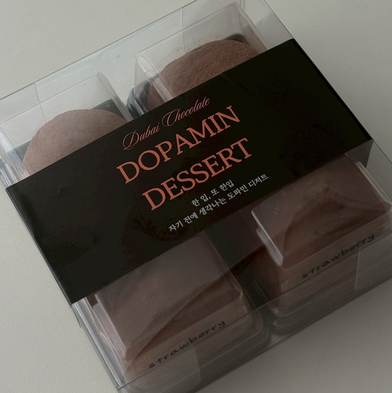 [KREAM 단독] Dopamin Dessert Fresh Fruit Dubai Pistachio Chewy Cookie Set 착용 스타일