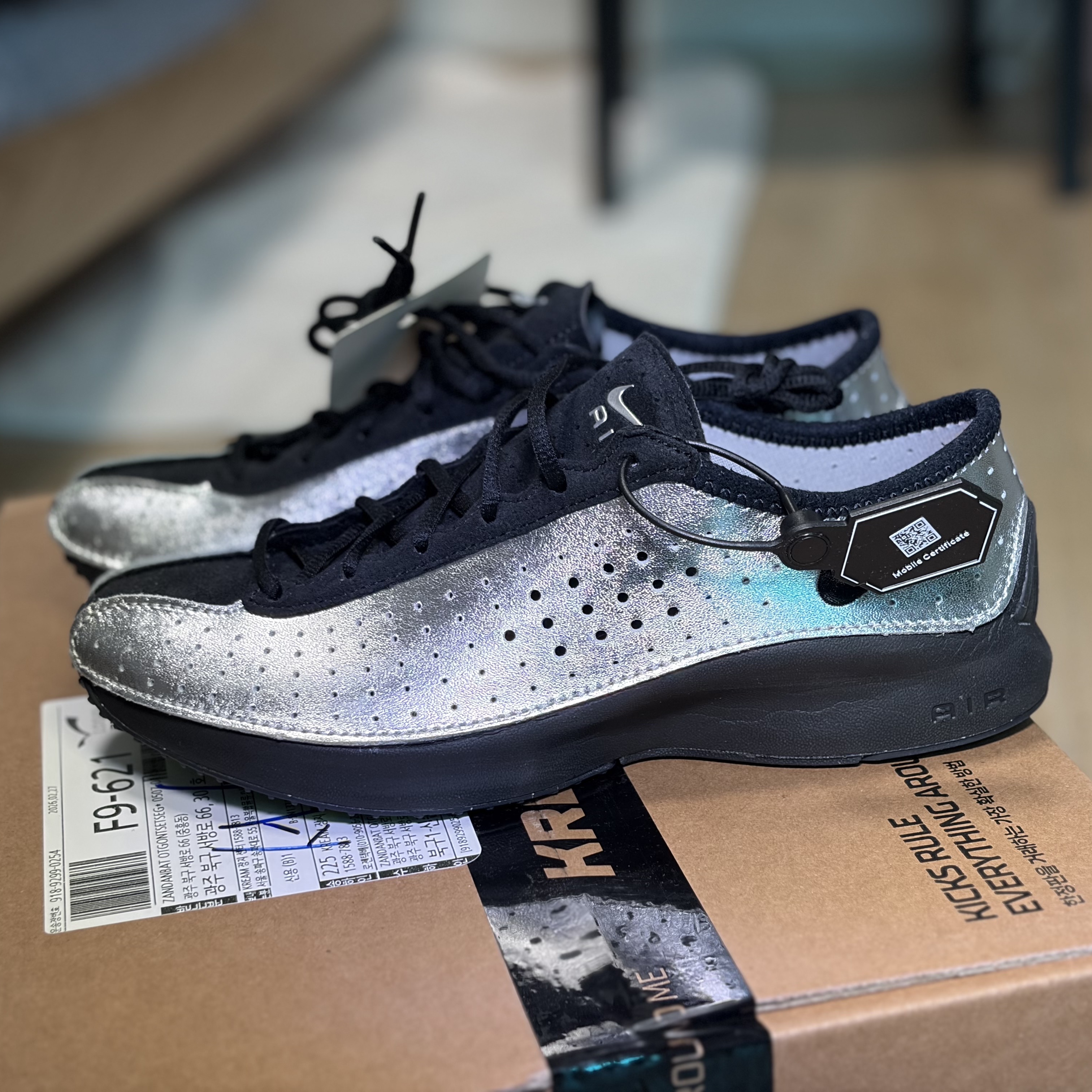 (W) Nike Air Superfly Metallic Silver and Black 착용 스타일 - 3