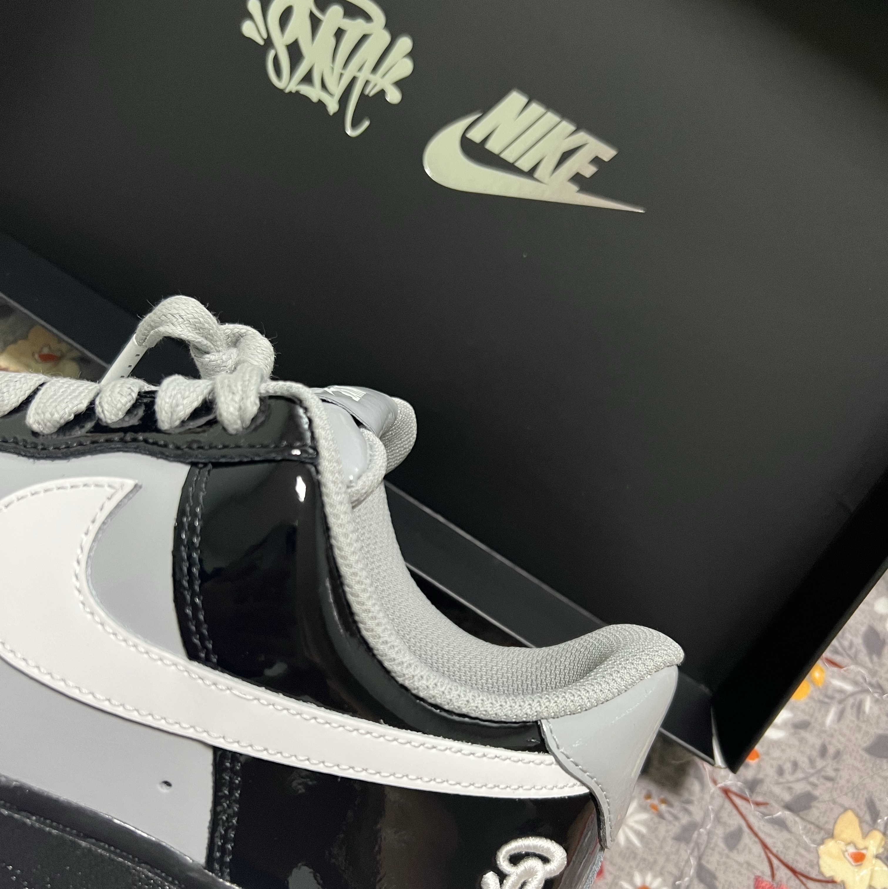 Nike x Syna Air Force 1 '07 Black and Light Smoke Grey 착용 스타일