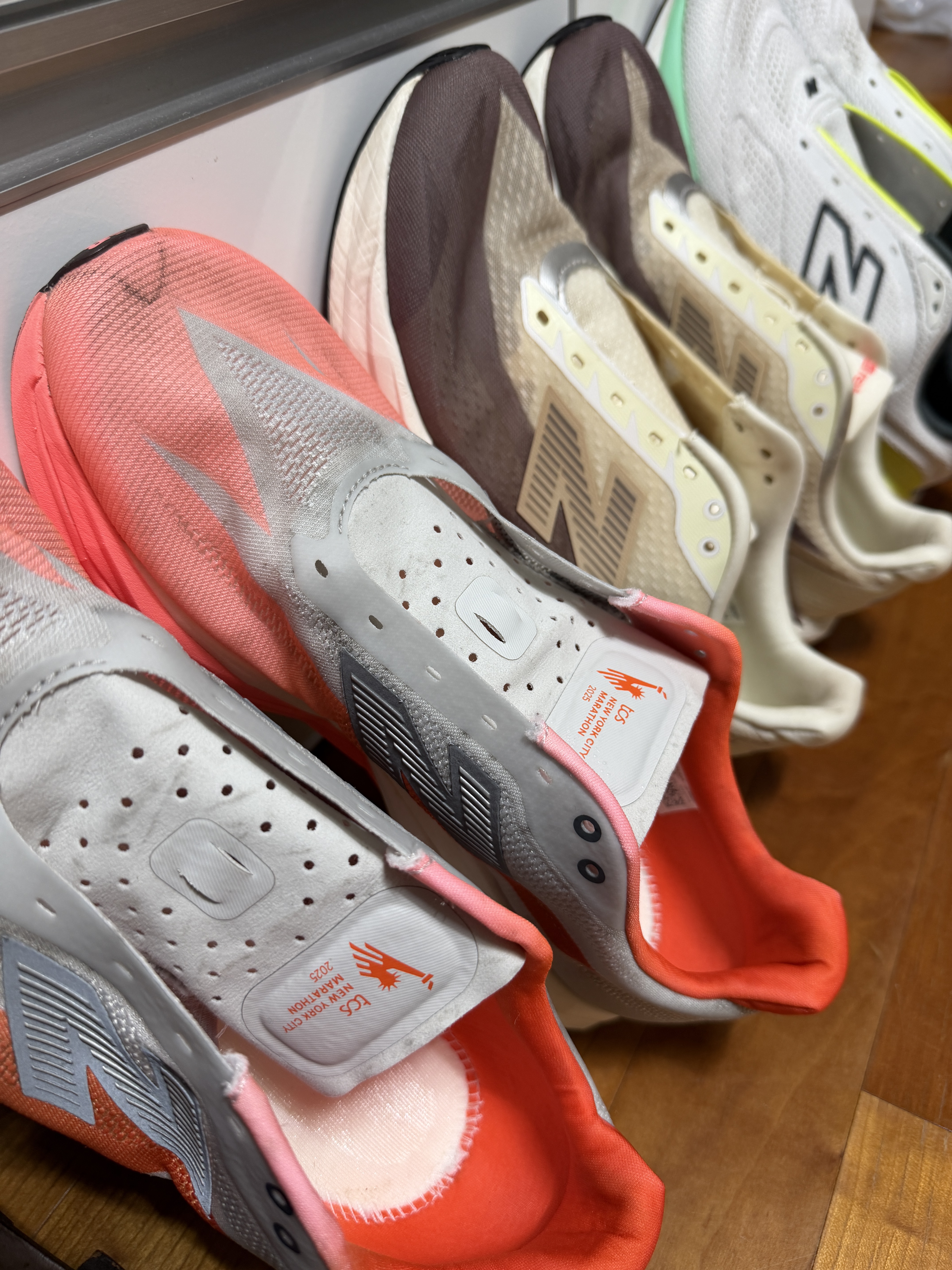 New Balance TCS NYC Marathon FuelCell SC Elite v5 Grapefruit Grey Matter - D Standard, New Balance FuelCell Rebel v5 Angora Earth Shadow Sea Salt - D Standard 착용 스타일 - 1