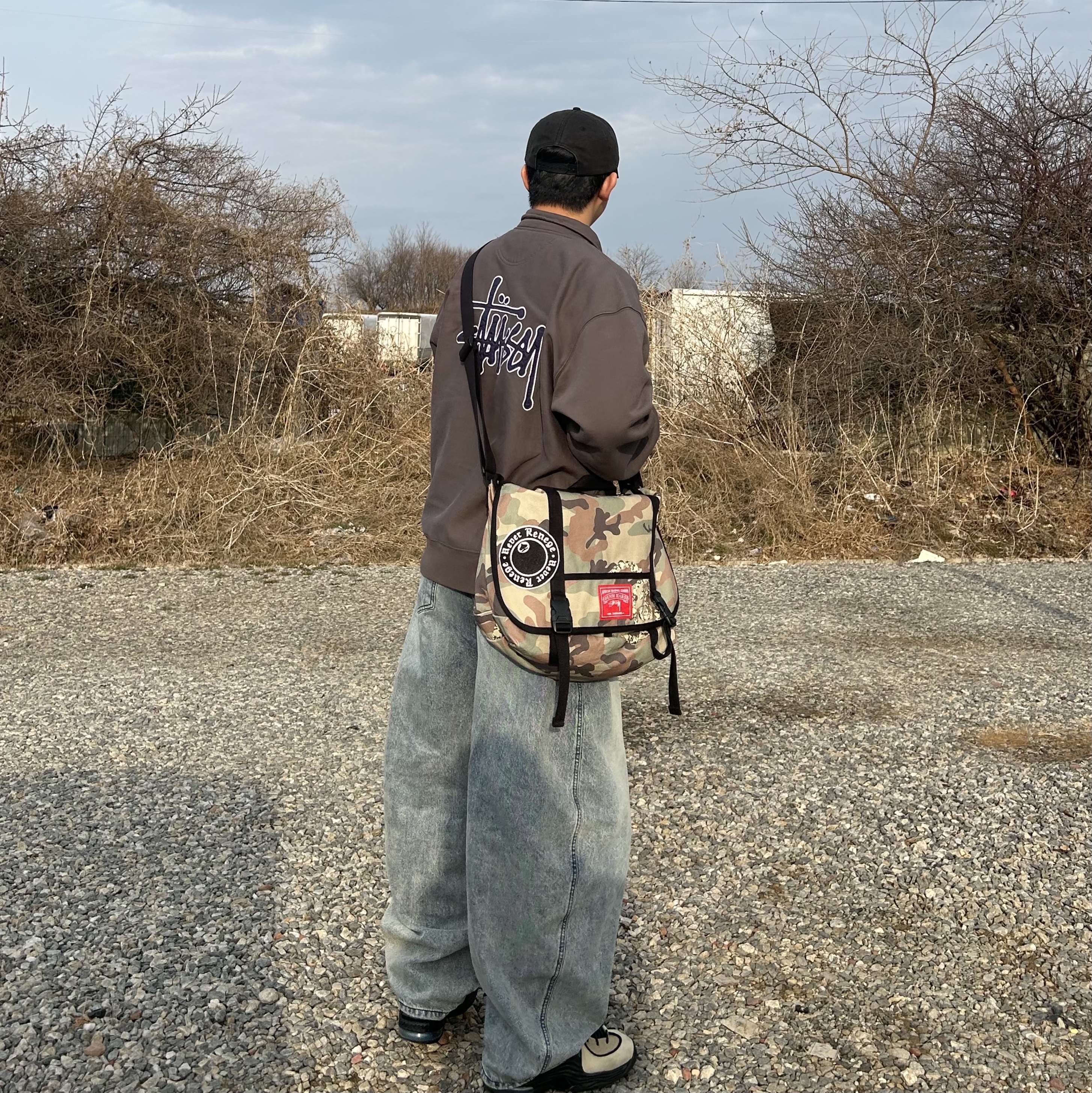 Stussy x Denim Tears Half Zip Fleece Charcoal, Stussy x Denim Tears Messenger Bag Camo 착용 스타일 - 5