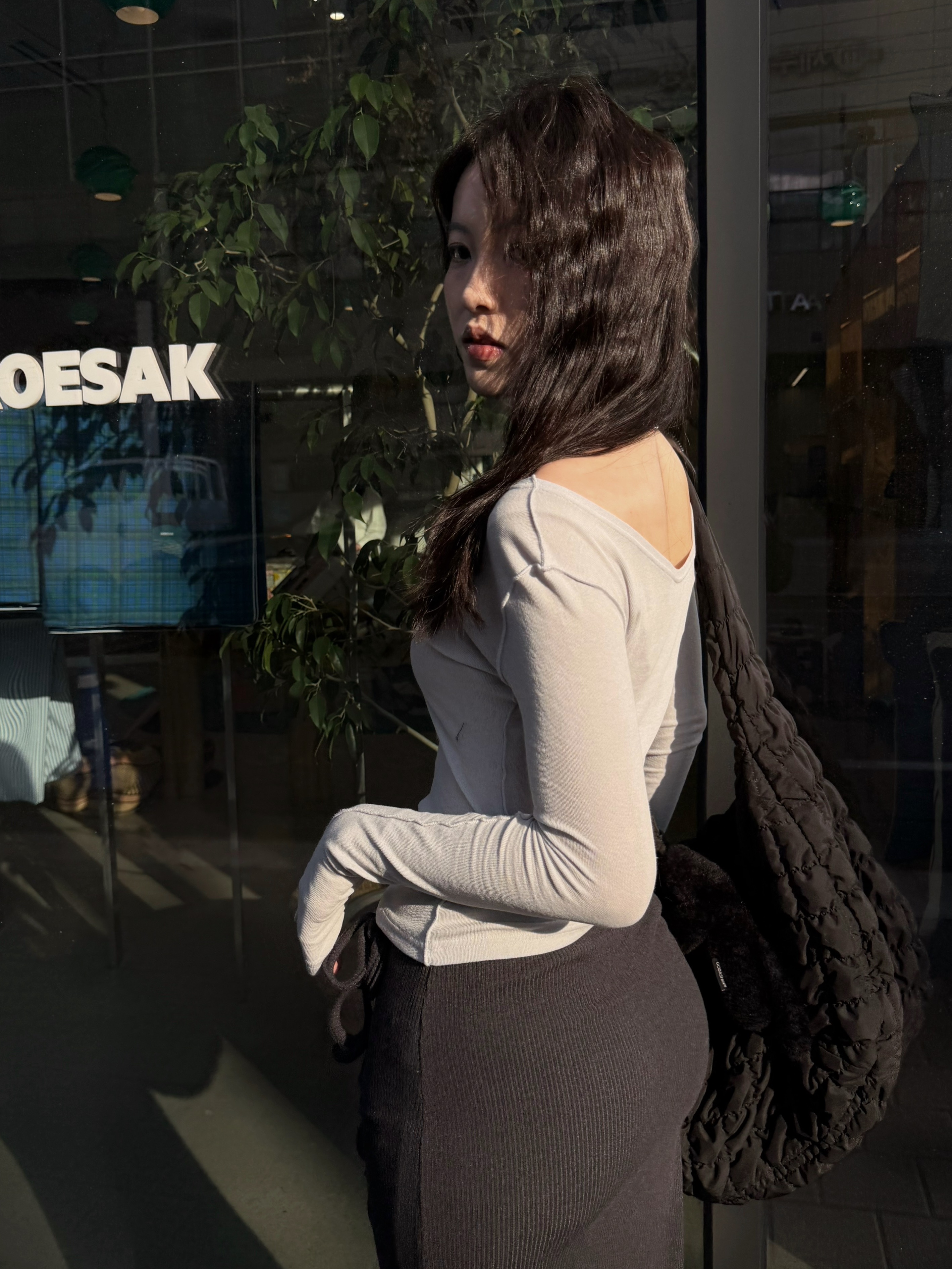 COS Quilted Oversized Shoulder Bag Black ์ฐฉ์ฉ ์คํ์ผ - 4