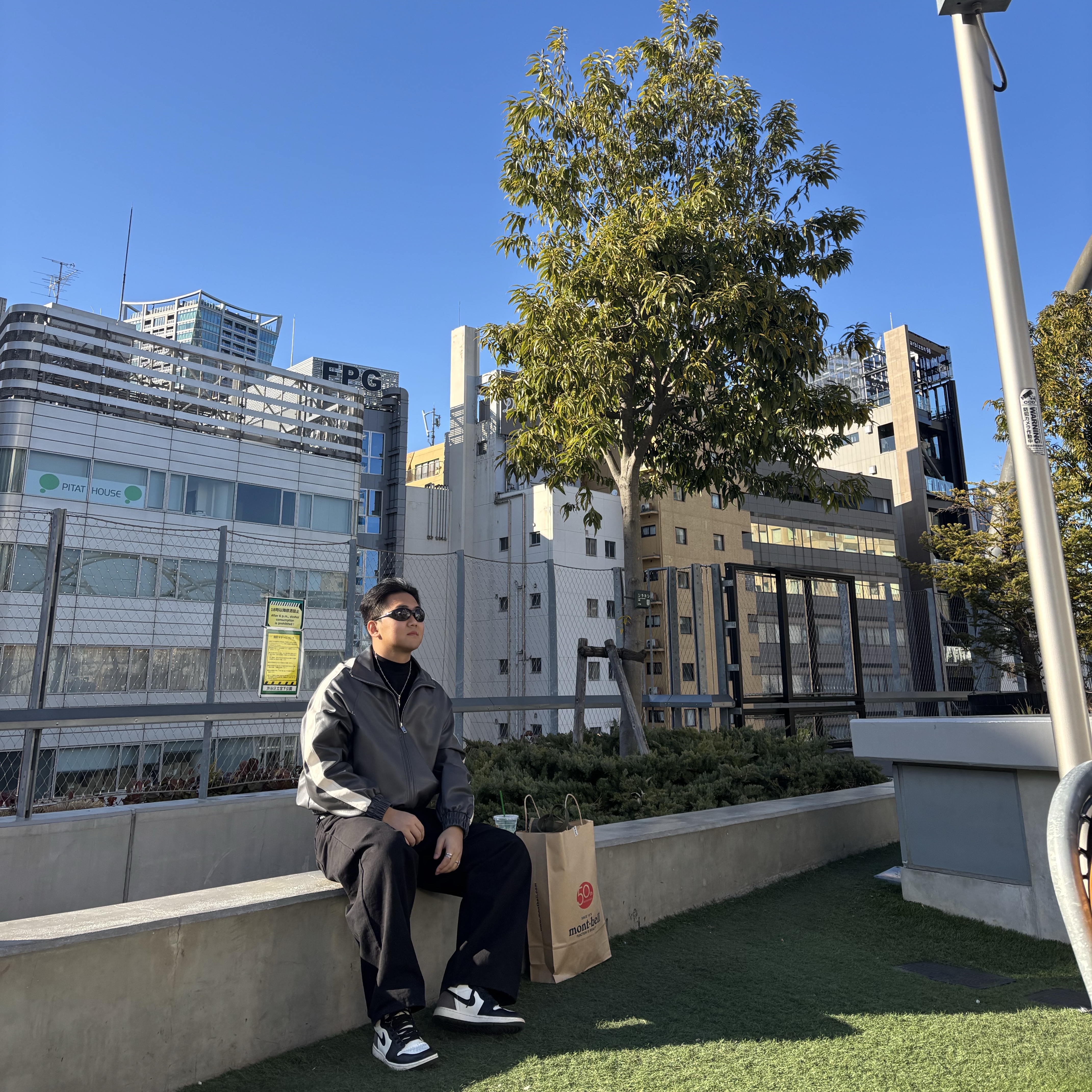 Jordan 1 Retro High OG Black Mocha, Oakley Eye Jacket Redux Matte Black Frame Prizm Grey Lenses High Bridge Fit 착용 스타일