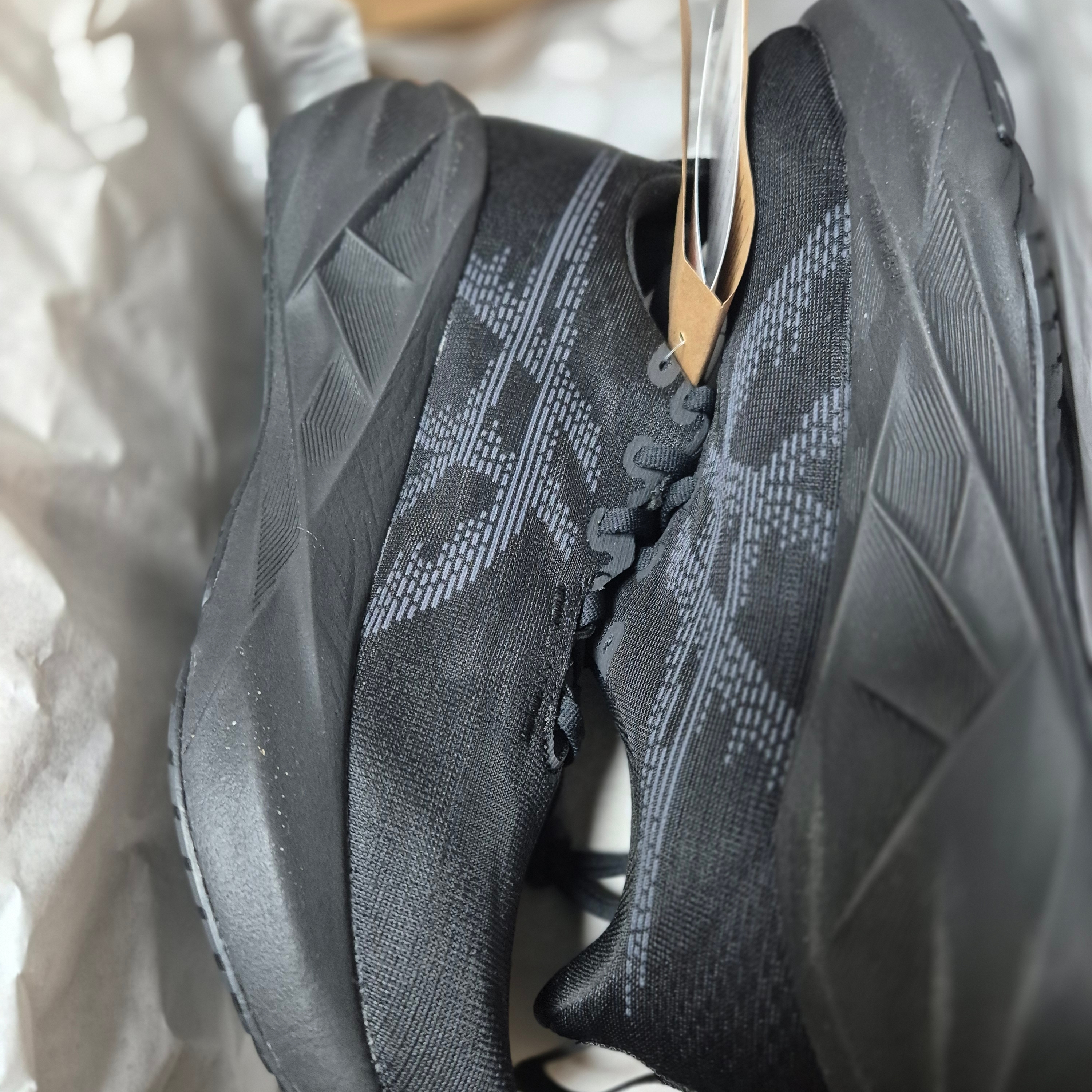 Asics Novablast 5 Black Carrier Grey - 2E Wide, (W) Asics Novablast 5 Black Carrier Grey 착용 스타일 - 3