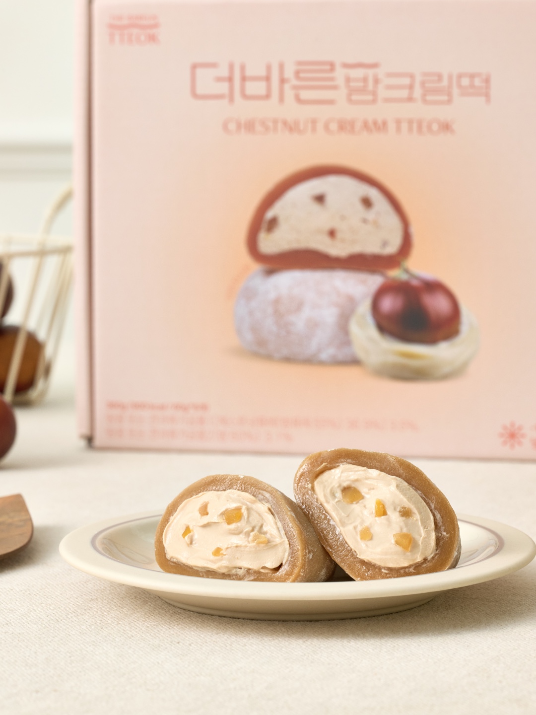 THE BAREUN TTEOK Double Chocolate Fudge Cream Tteok (60g *6EA) 1Box, THE BAREUN TTEOK Strawberry Cream Tteok (60g *6EA) 1Box 착용 스타일 - 3
