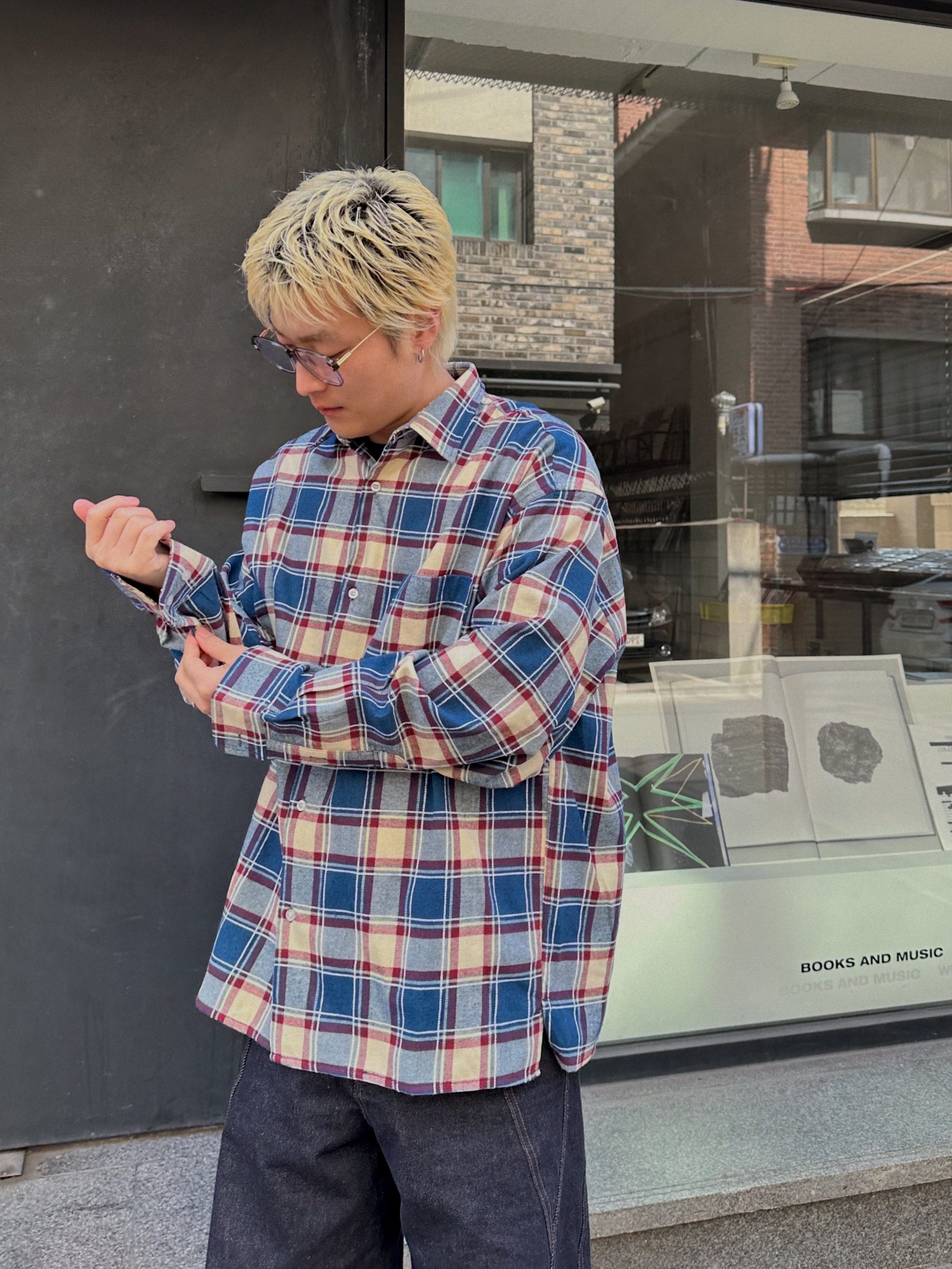 QT8 GARMENTS Rustic Core Flannel Check Shirt Blue 착용 스타일 - 1