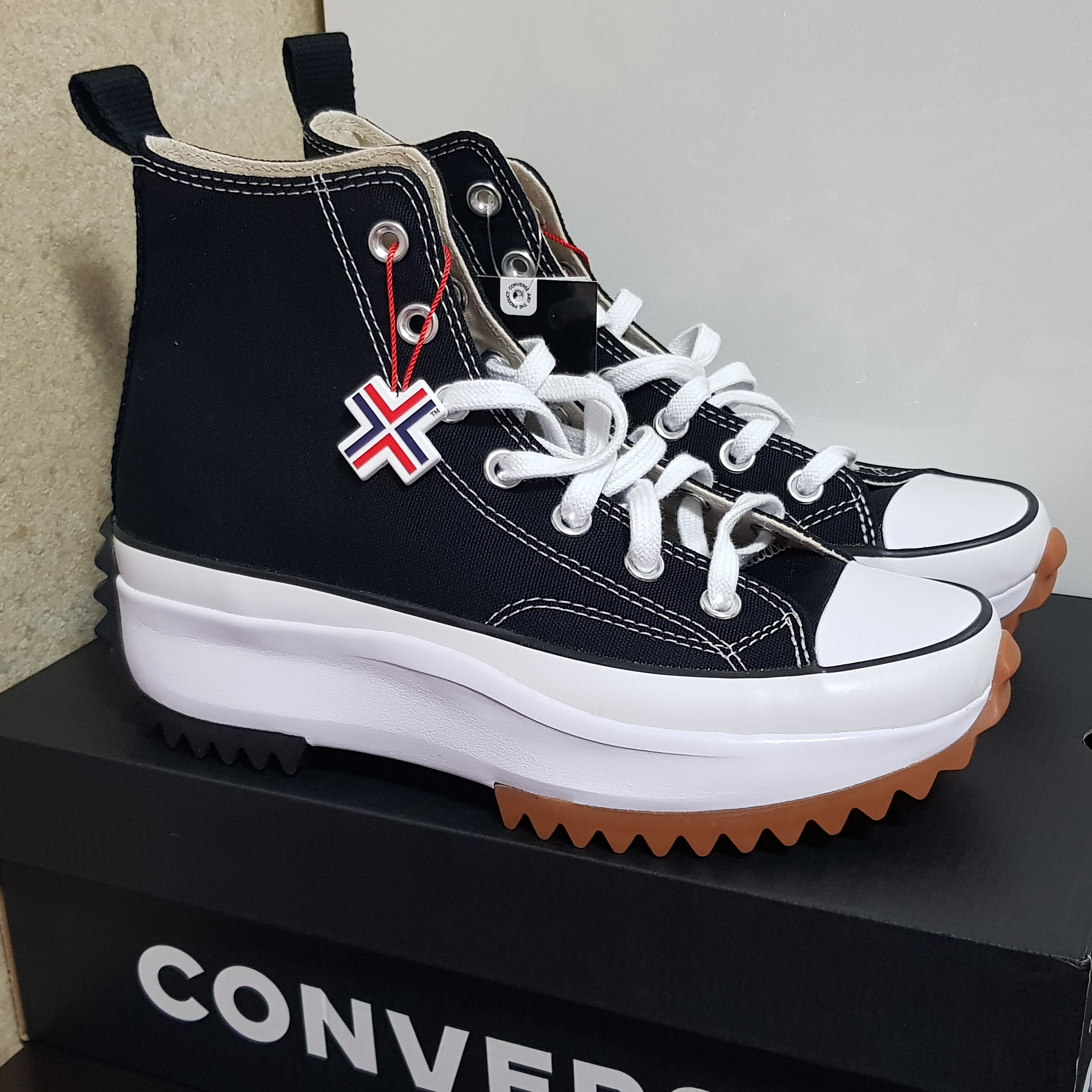 Converse Run Star Hike Hi Black White Gum 착용 스타일