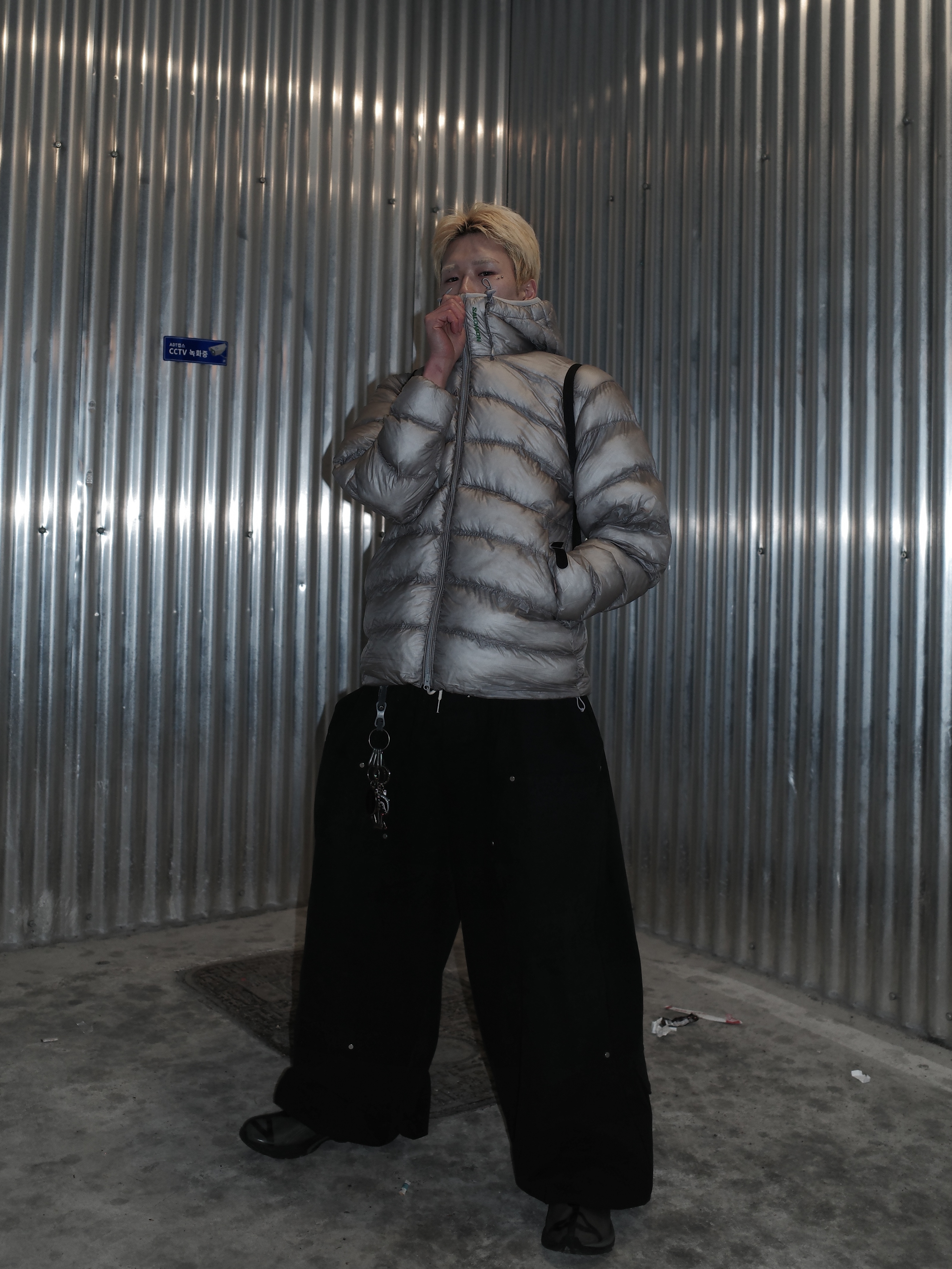 Salomon UNI Cross Insulation Jacket Light Grey, Asics x Vivienne Westwood Gel-Kayano 27 LTX Black 착용 스타일 - 1