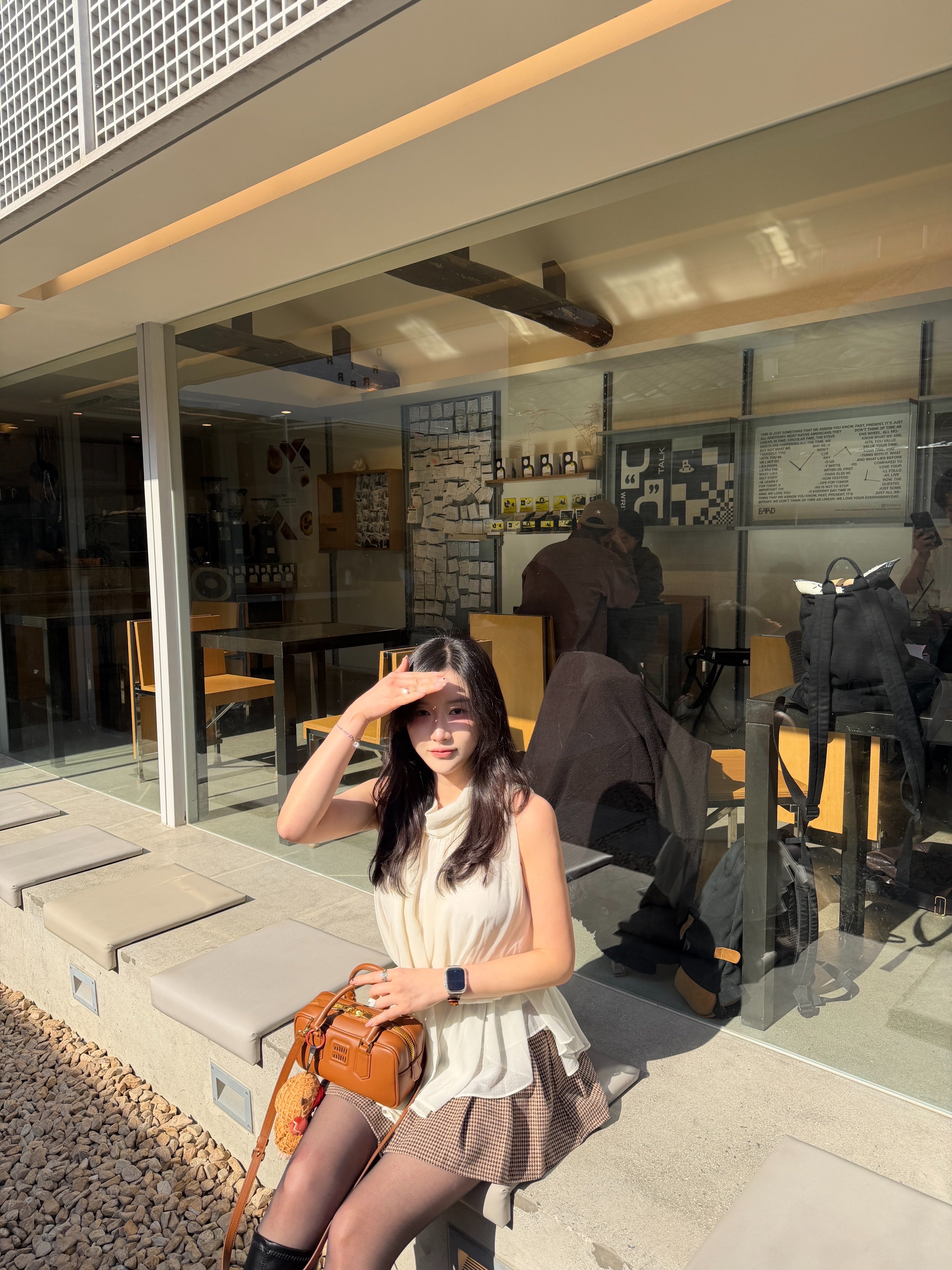 Miu Miu Arcadie Leather Bag Cognac, Gucci Double G Mother of Pearl Ring Silver 착용 스타일 - 1