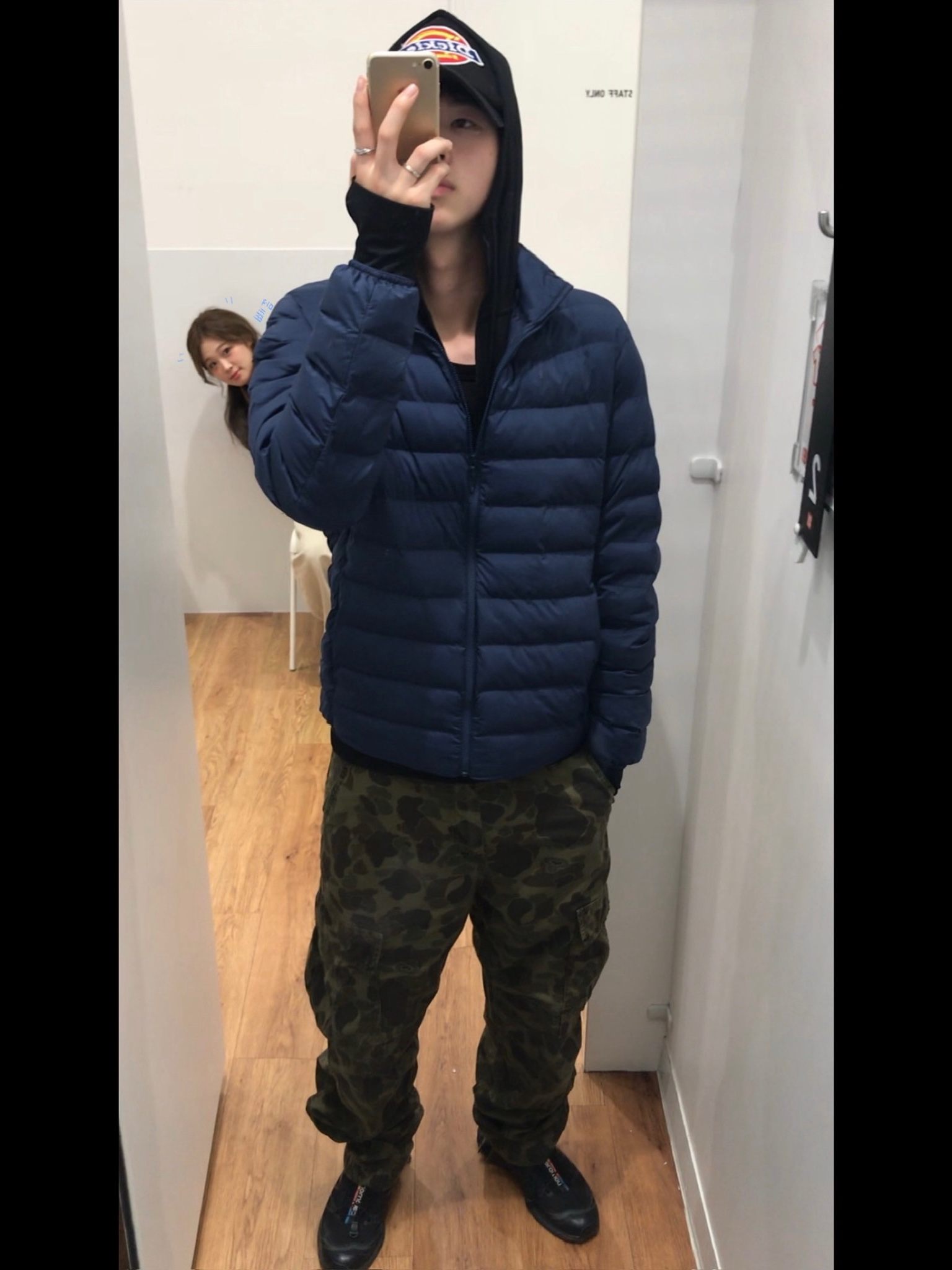 Carhartt WIP Duck Camo Cargo Pants Green Office Green Garment Dyed, Salomon XT-6 ADV Black 착용 스타일 - 1