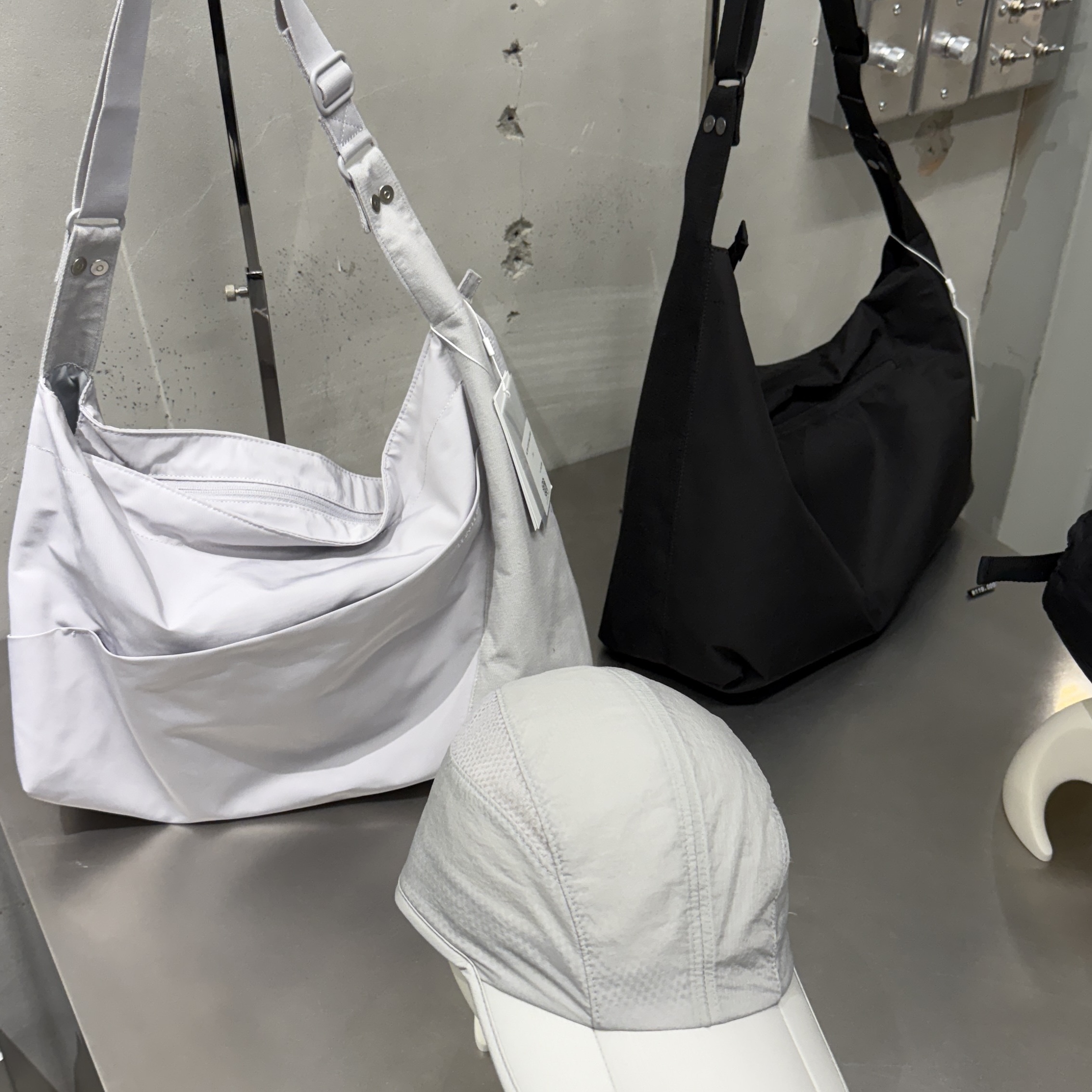 Sansan Gear Alter Tote Bag Grey 착용 스타일 - 2