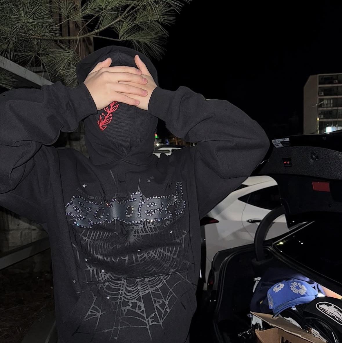 Sp5der Rhinestone Punk V2 Hoodie Black 착용 스타일