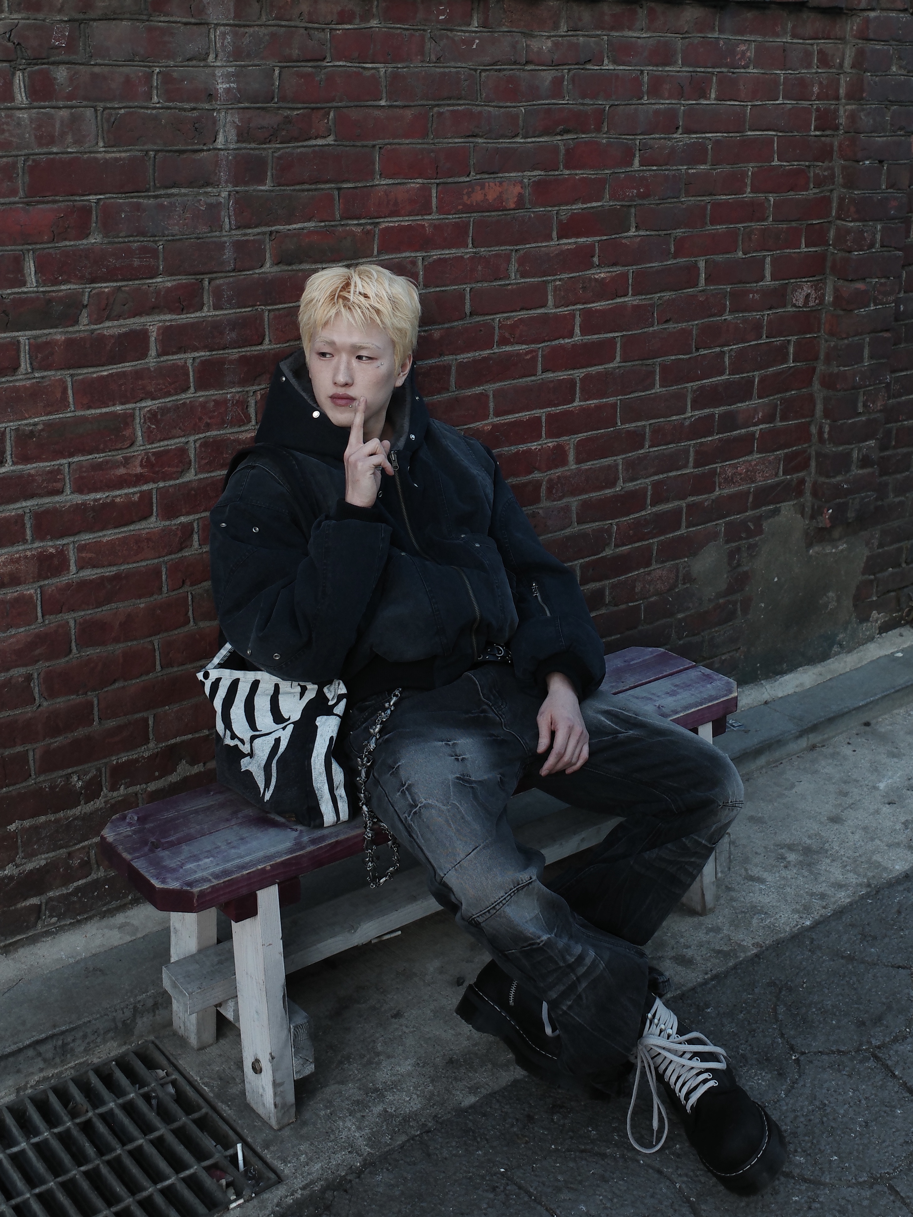 Dr. Martens x Rick Owens Quad Sole Steel Toe Boots Black, Kapital 14 oz. Denim Bone Print Book Bag Black 착용 스타일 - 3