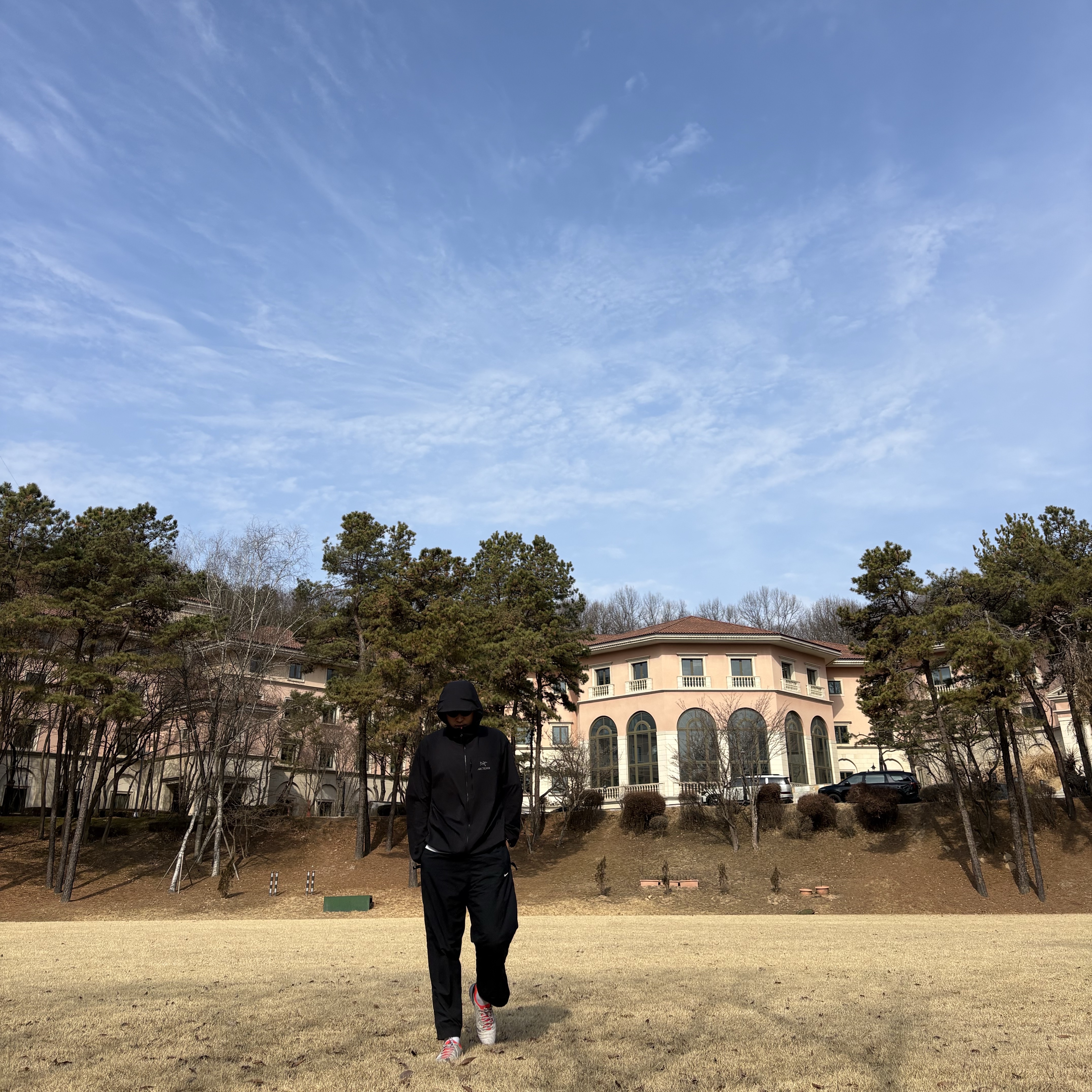 Arc'teryx Squamish Hoody Black, Nike NRG Solo Swoosh Woven Track Pants Black White - Asia 착용 스타일
