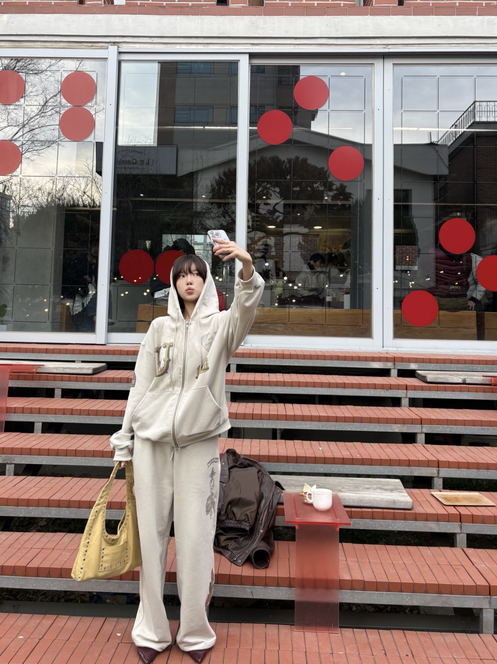 Unsteadymarket Souvenir Zip up Hoodie_Sand Beige, Unsteadymarket Souvenir Sweat Pants_Sand Beige 착용 스타일 - 3