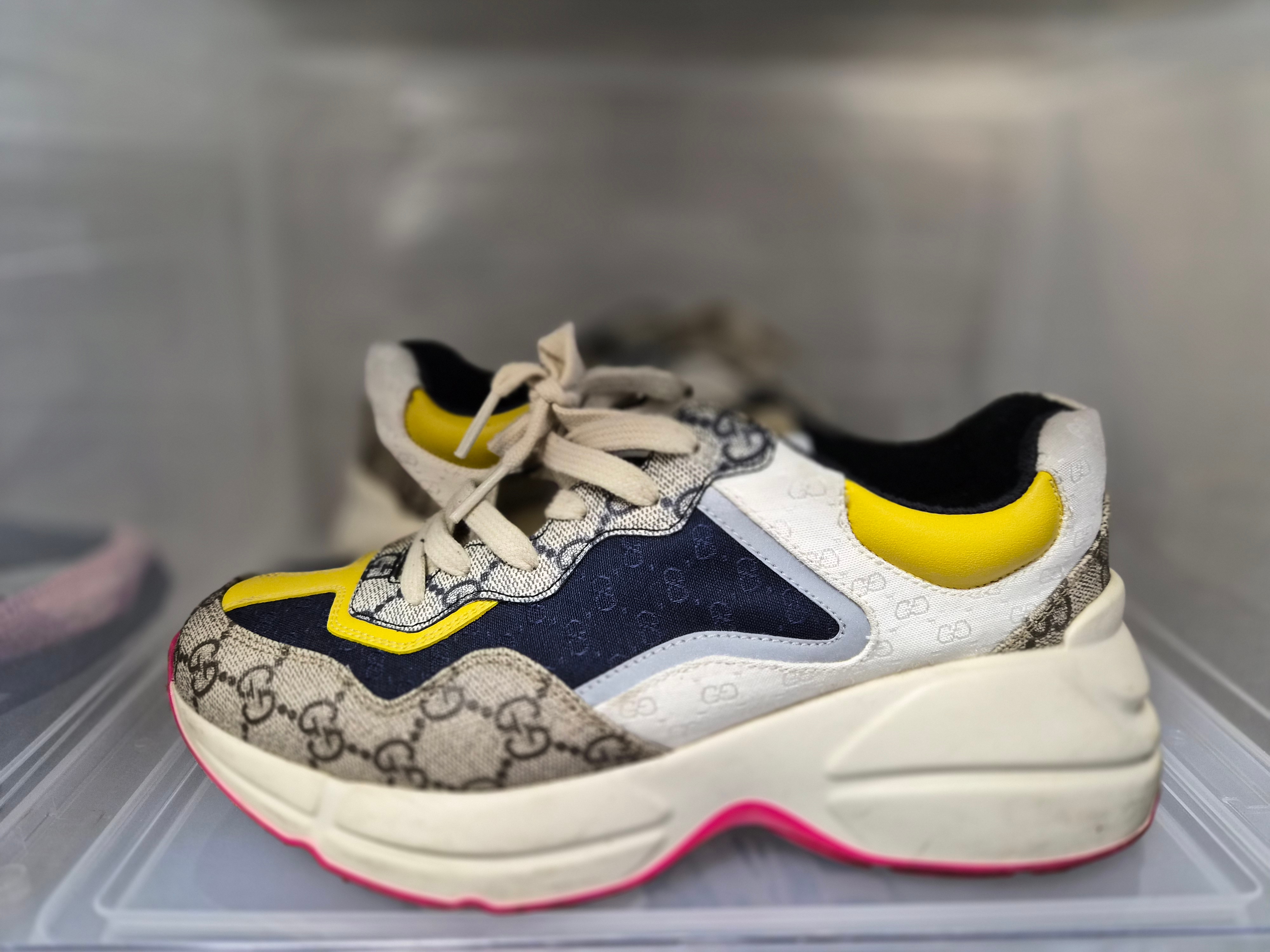 Gucci GG Rhyton Beige Sneakers Ebony Blue 착용 스타일
