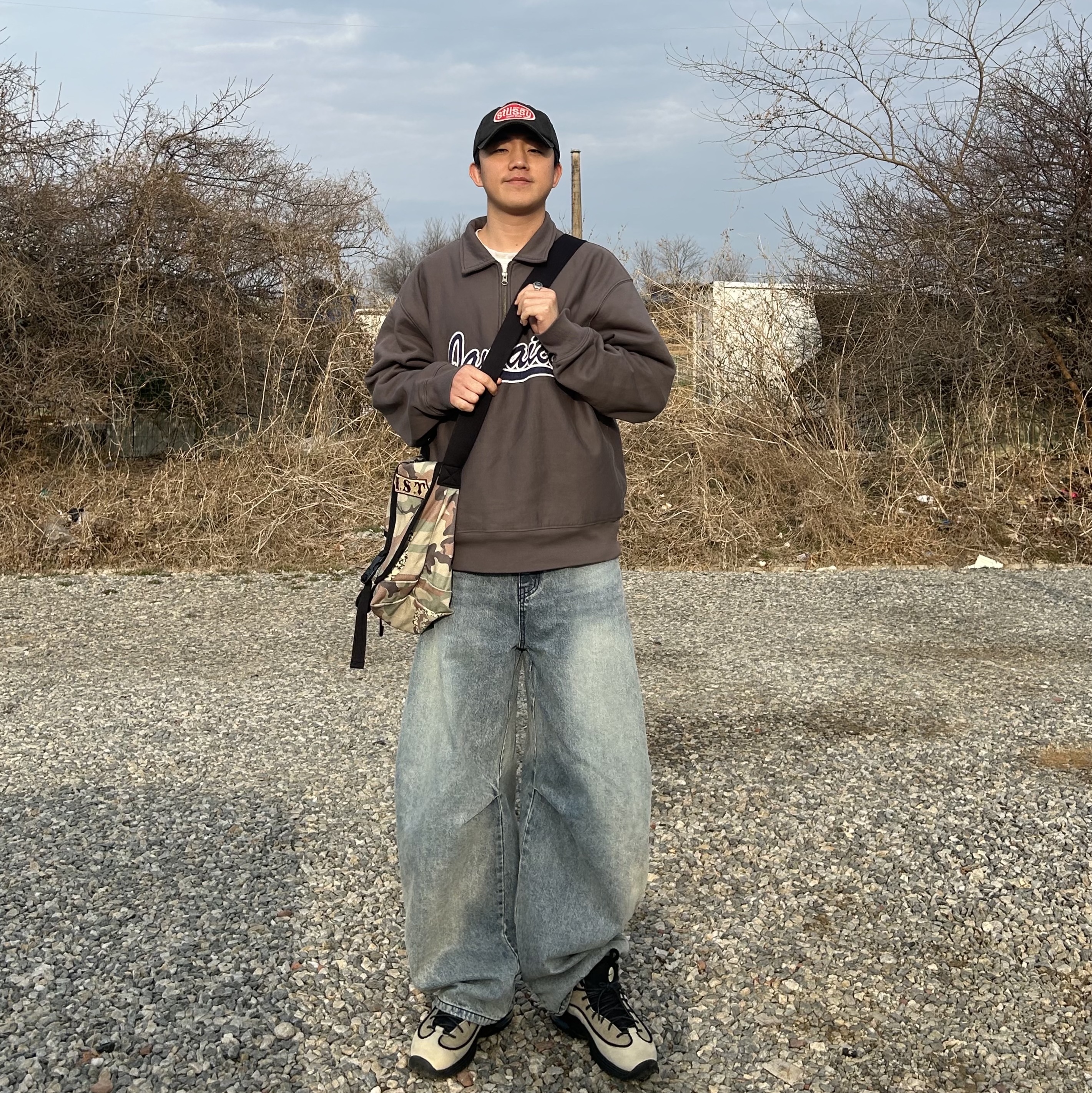 Stussy x Denim Tears Half Zip Fleece Charcoal, Stussy x Denim Tears Messenger Bag Camo 착용 스타일 - 2