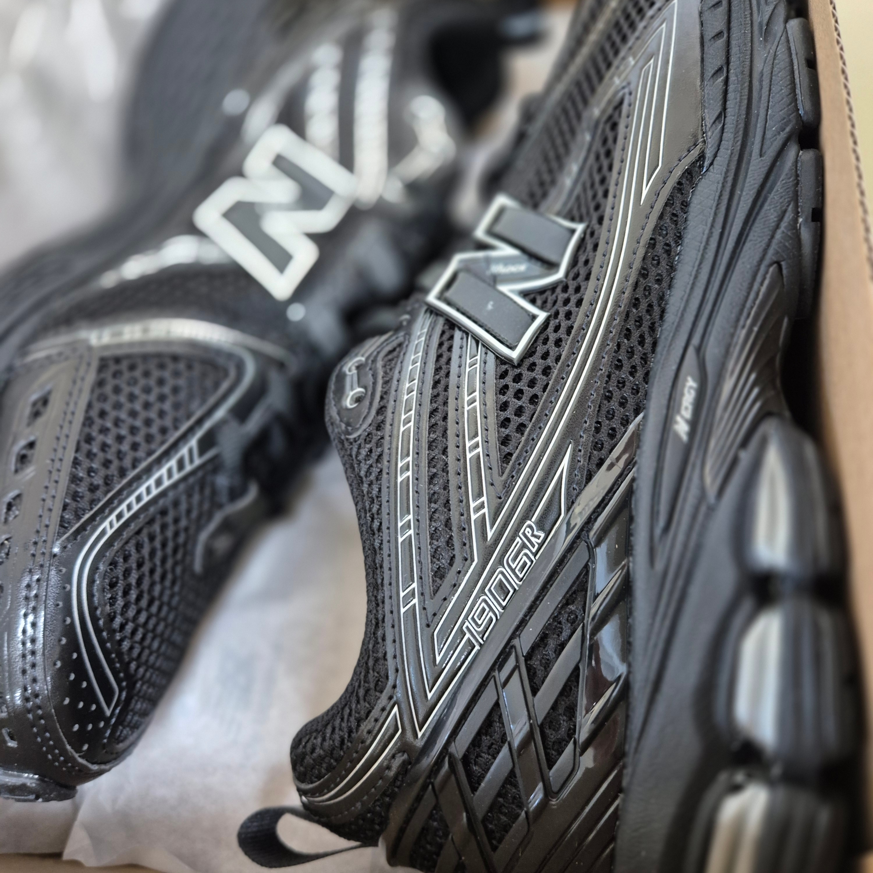 New Balance 1906R Black Silver Metallic 착용 스타일 - 2