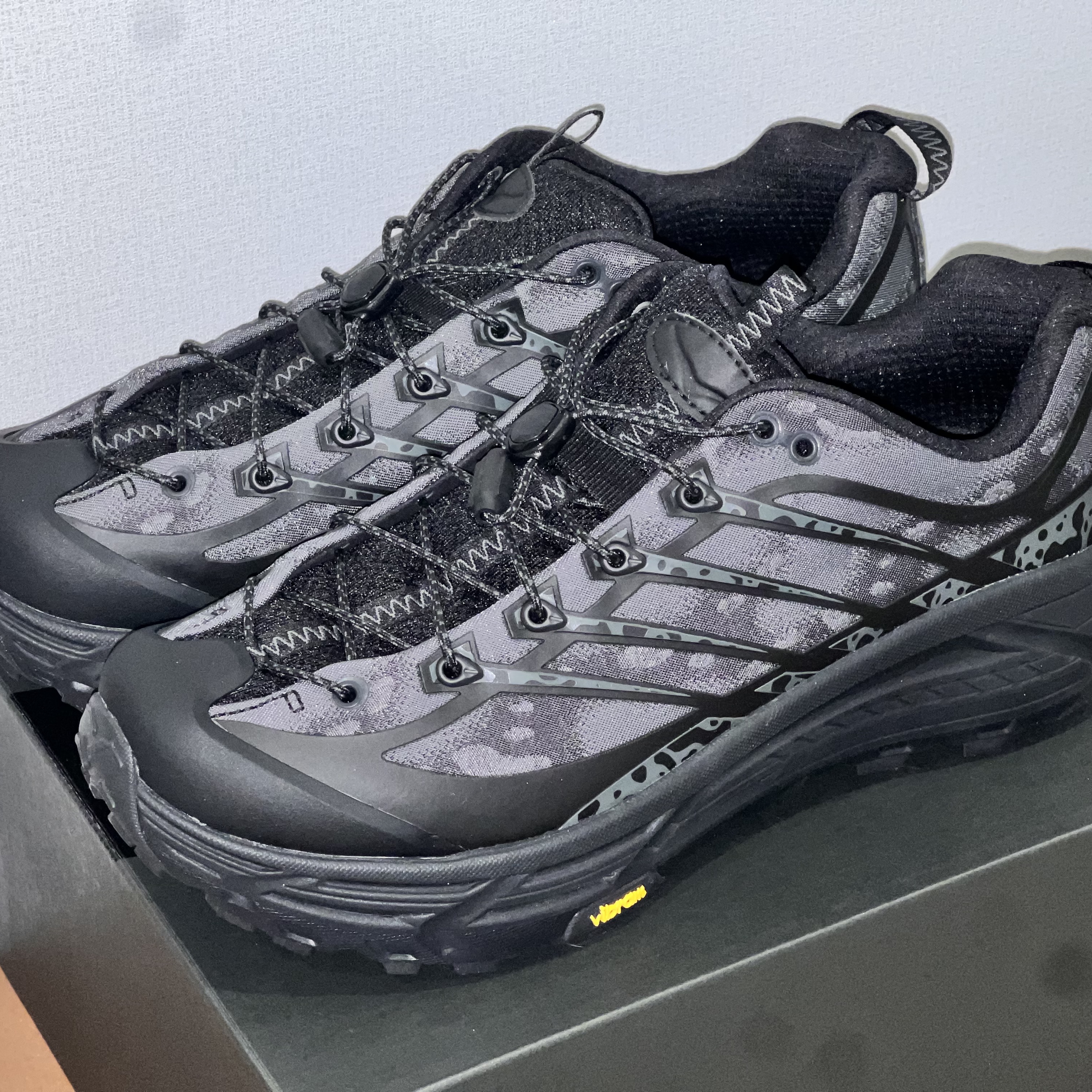 Hoka Mafate Three2 Tech Stealth Black 착용 스타일