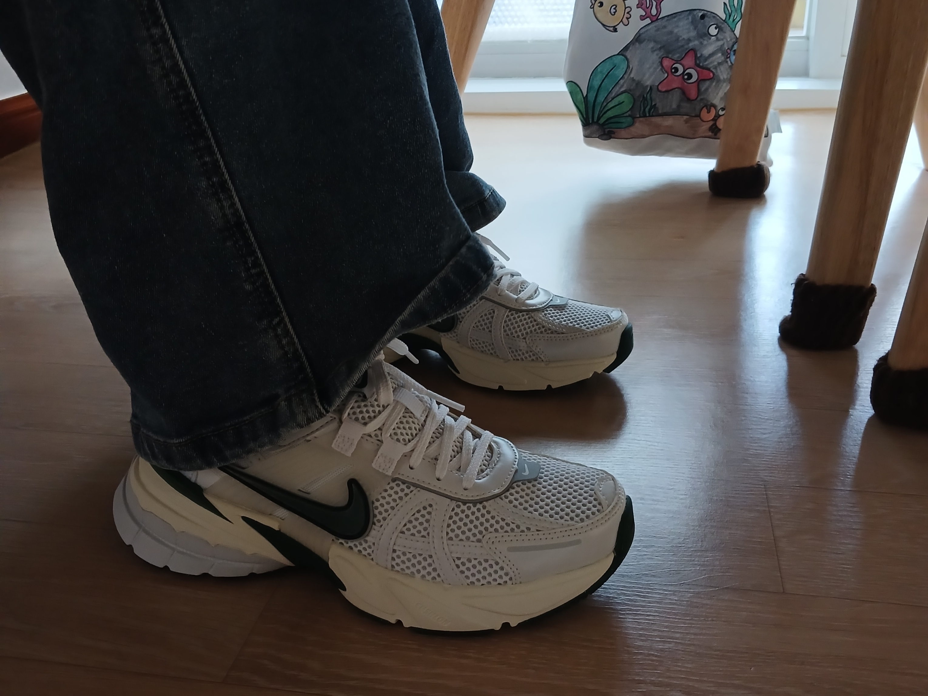 Nike V2K Run White Fir 착용 스타일