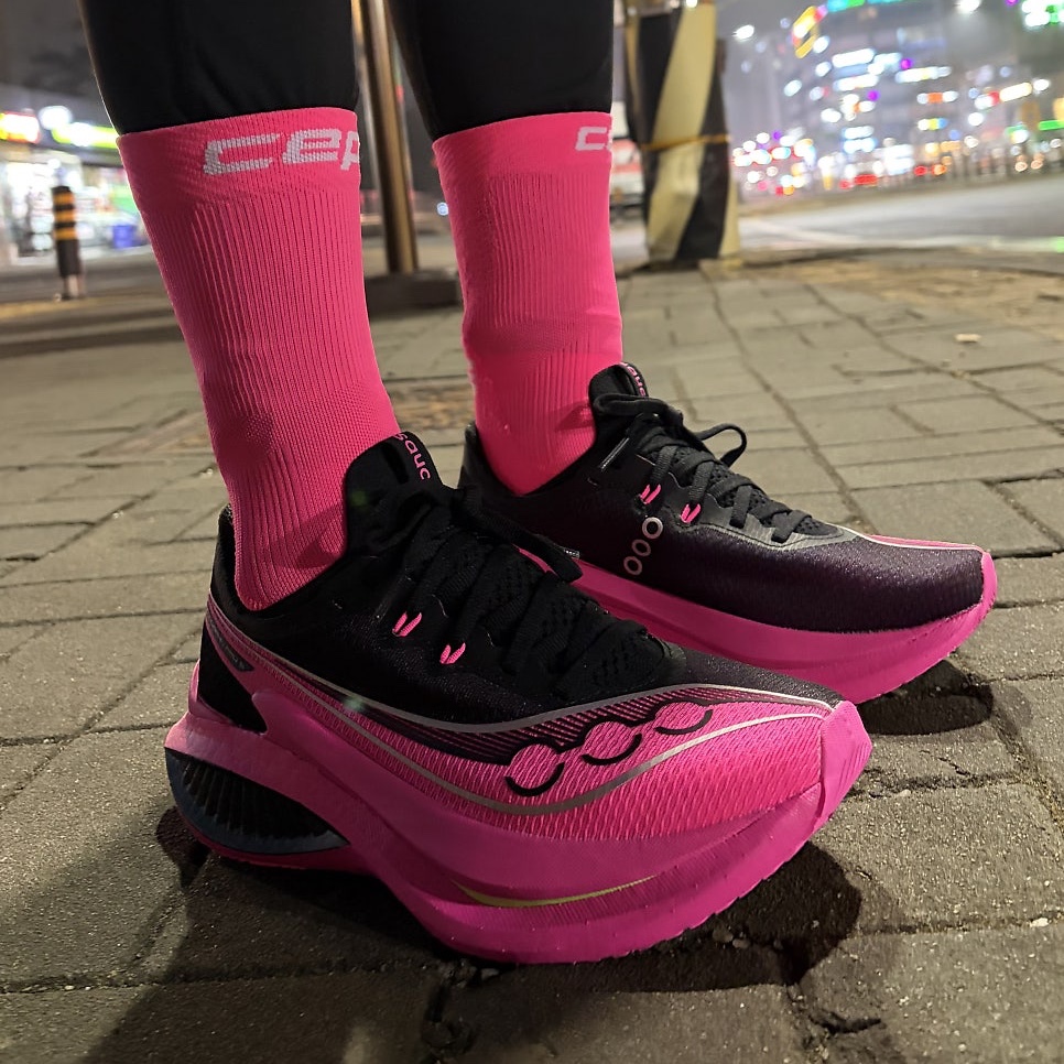 CEP Core Run Mid Cut Socks V5 Pink Women, Saucony Endorphin Pro 5 Black Shock 착용 스타일