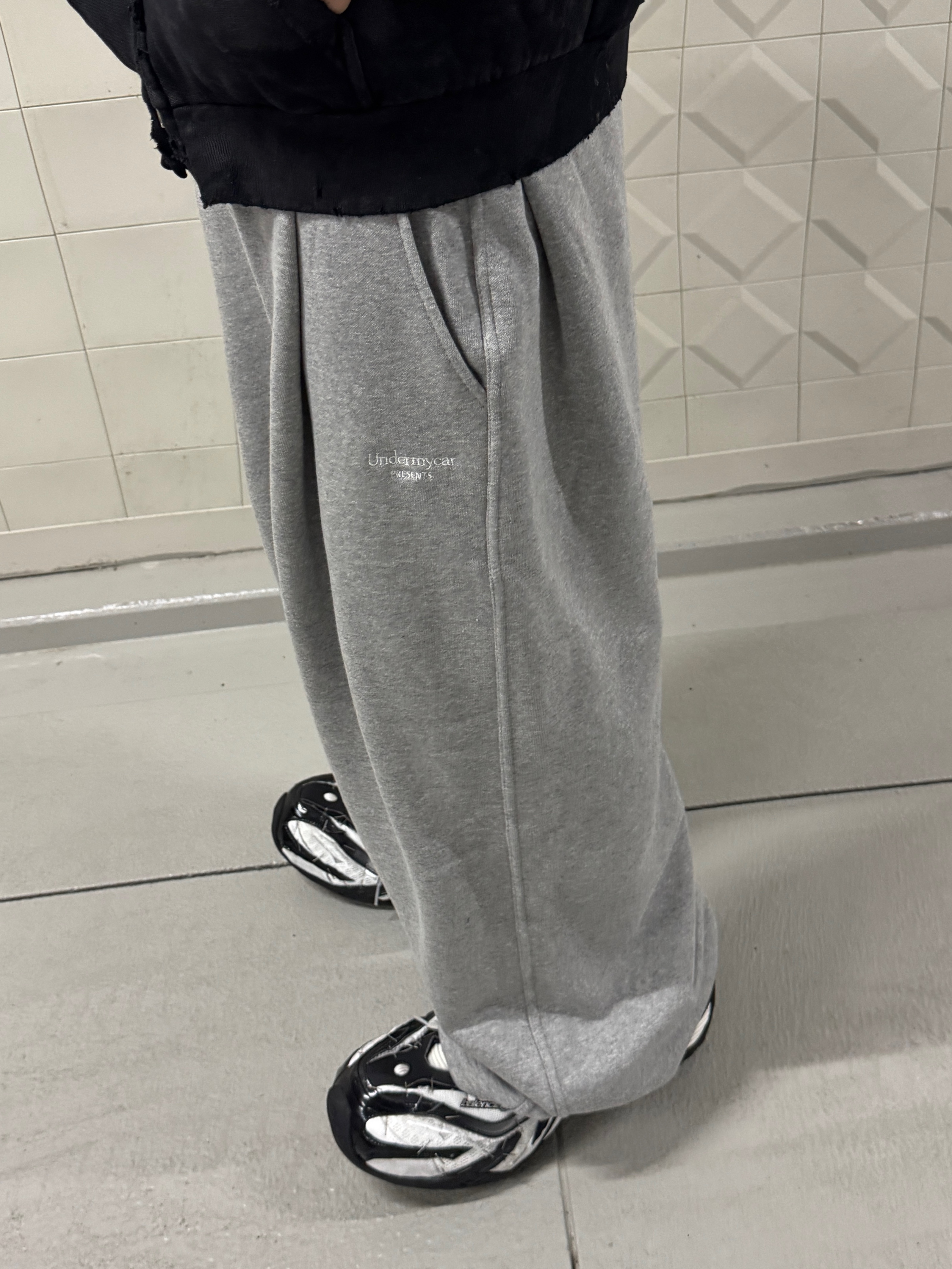 Undermycar Mu.161 Classic Logo Regular Fit Sweatpants Melange Gray 착용 스타일 - 4