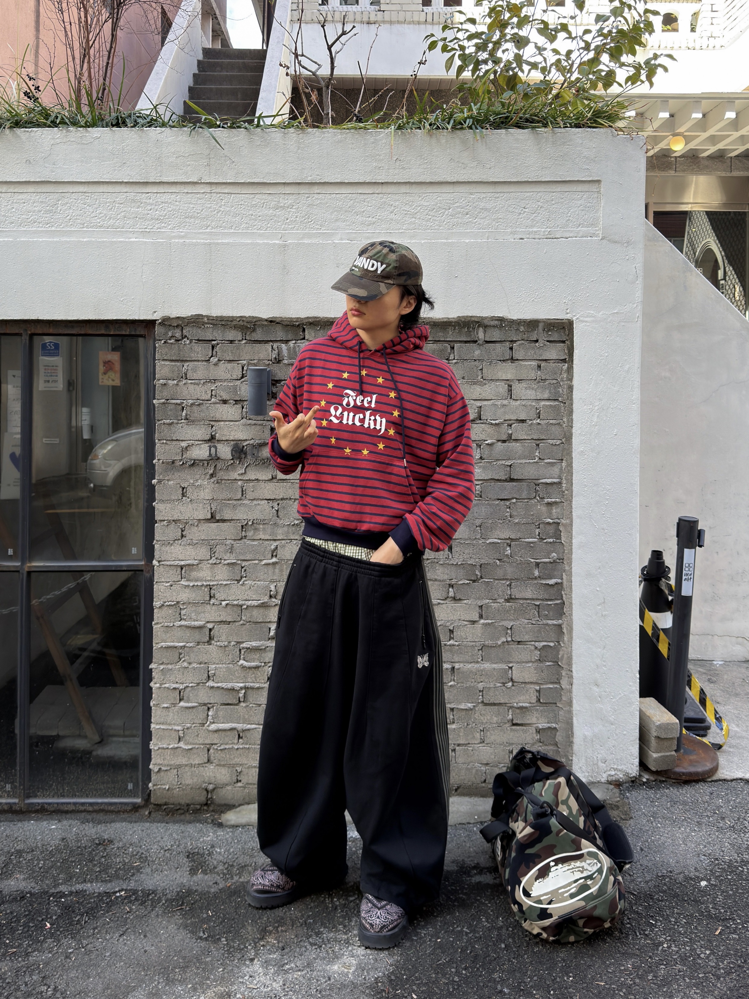 Needles x LHP H.D. Track Pants Black 착용 스타일 - 5