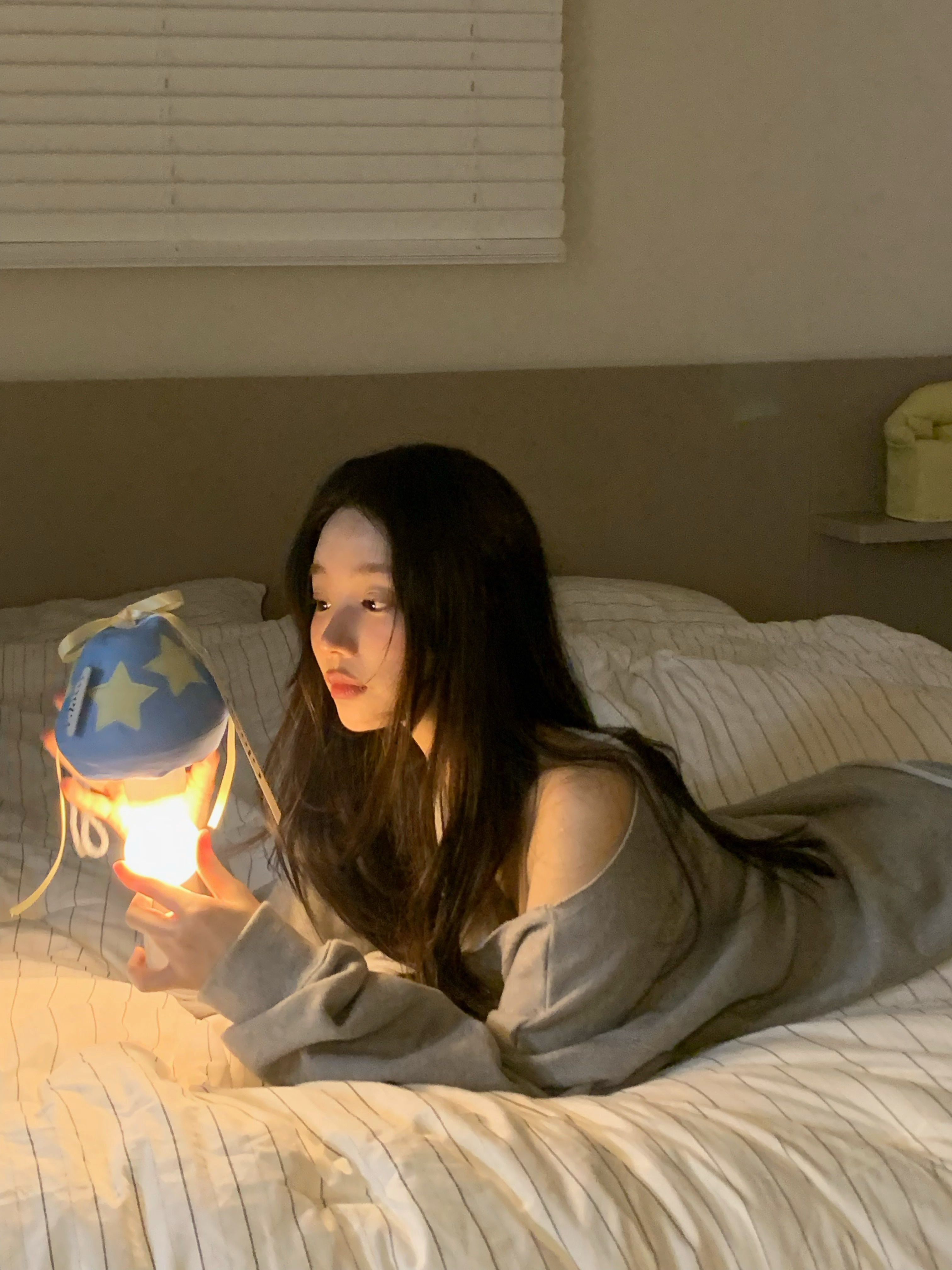 [KREAM 단독] Glossy Candy Star Mushroom Lamp Blue 착용 스타일 - 3