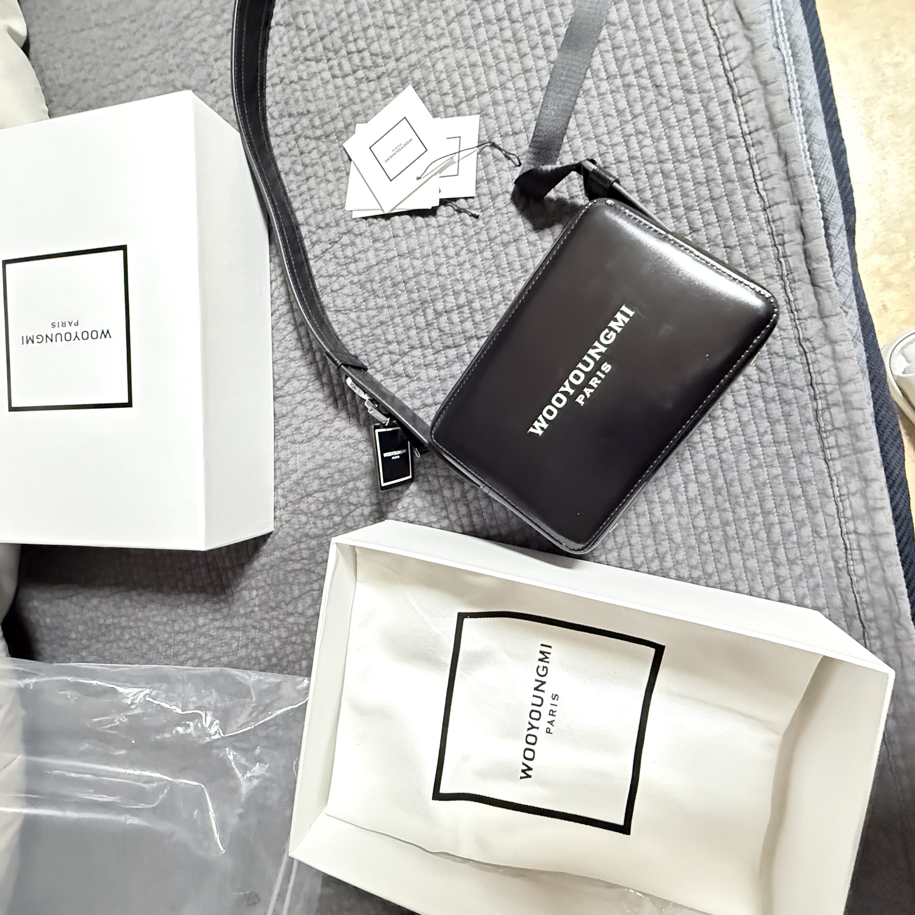 Wooyoungmi Square Mini Bag Black 착용 스타일 - 1